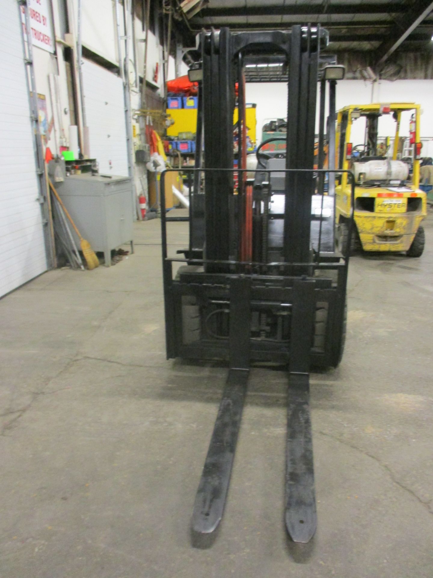 Yale 5500lbs Capacity OUTDOOR Forklift - LPG (propane) with 3-stage mast & sideshift - Image 2 of 2