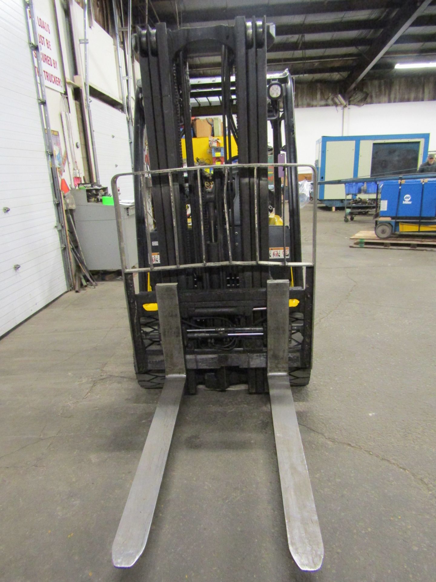 2013 Yale Electric OUTDOOR / Indoor Forklift 7000lbs capacity with sideshift & full fork positioner, - Image 2 of 3