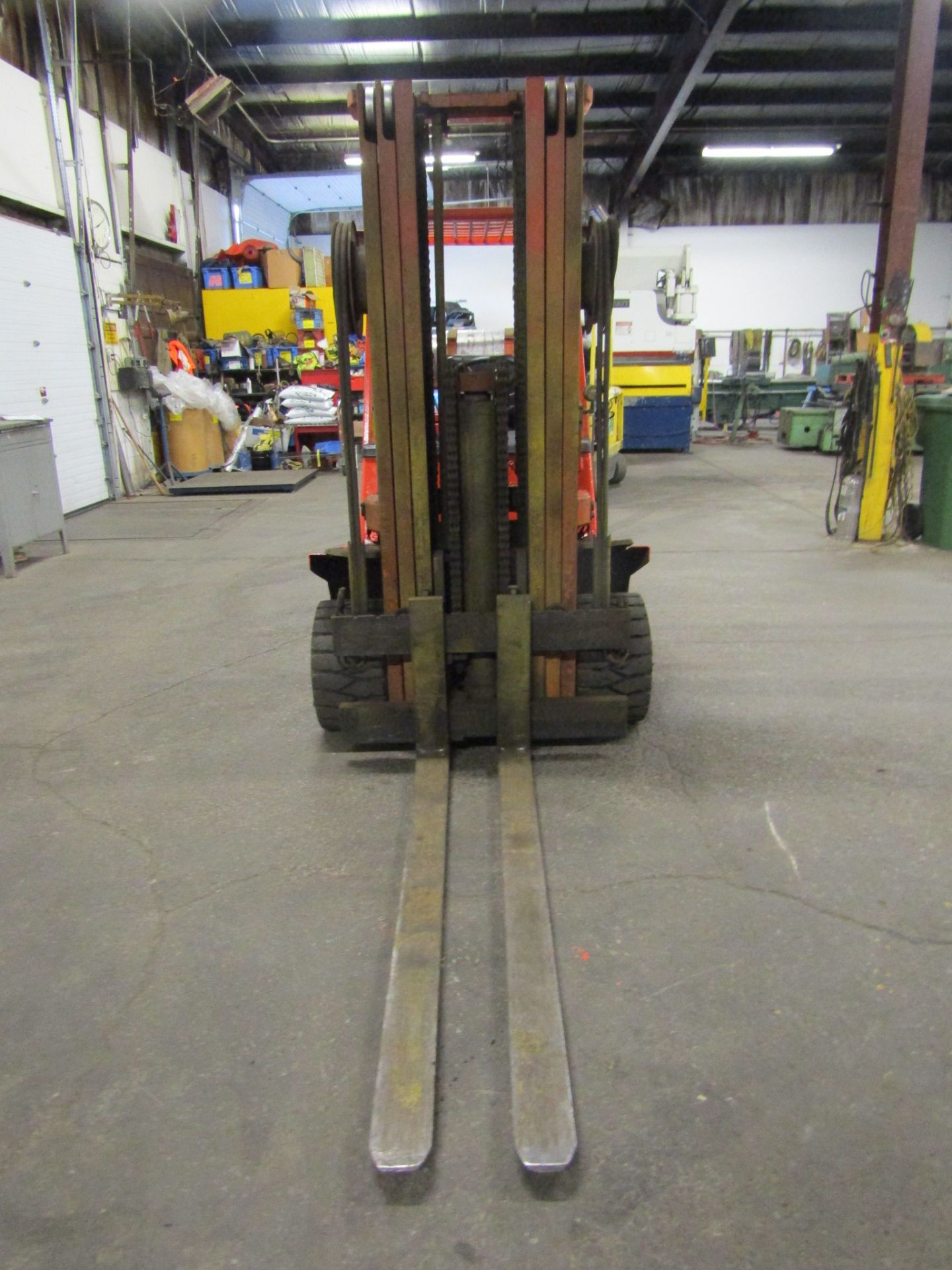 Toyota 10000lbs Capacity Forklift - LPG (propane) with 6' forks with 3-stage mast (no propane tank - Image 2 of 3
