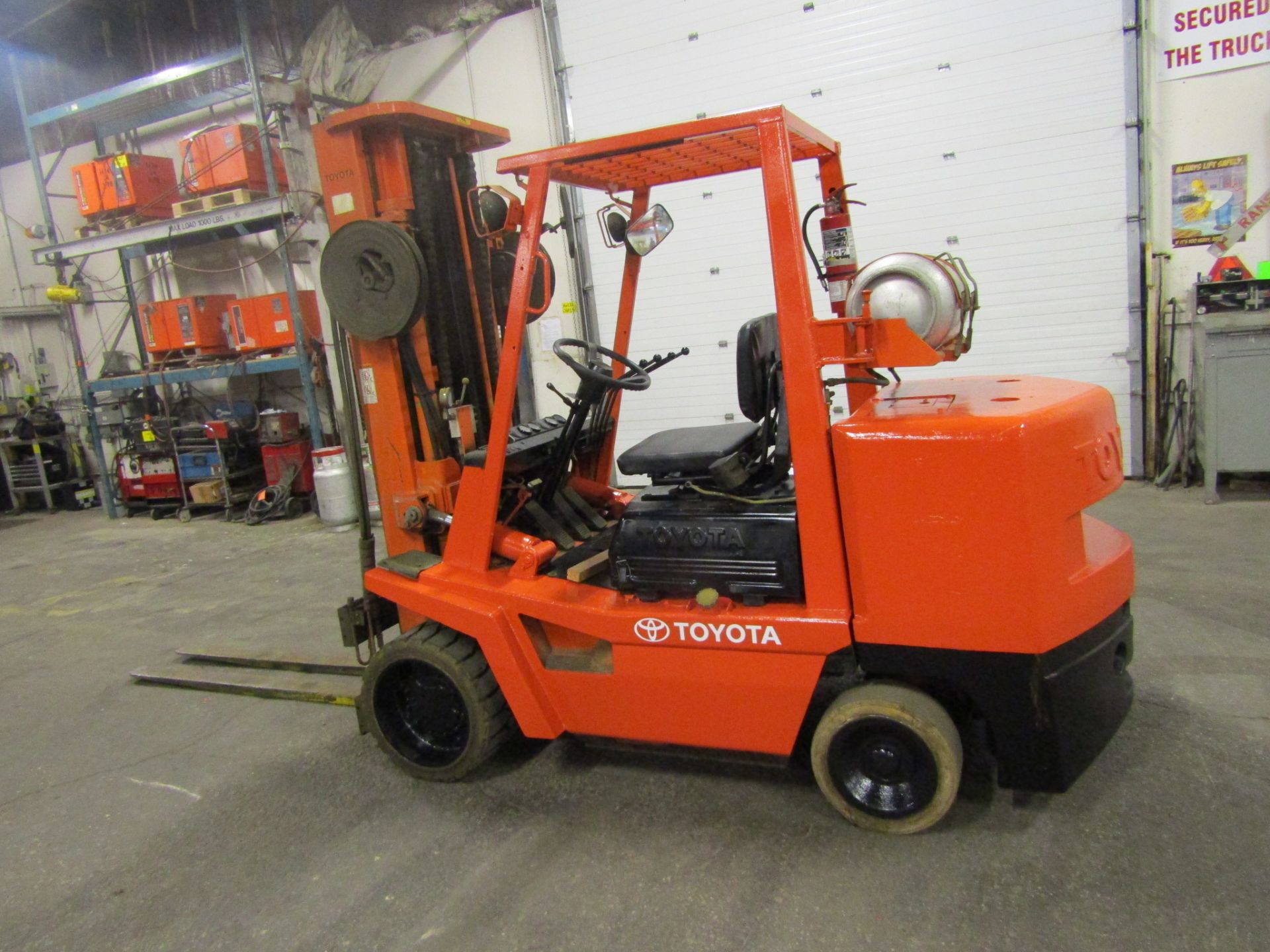 Toyota 10000lbs Capacity Forklift - LPG (propane) with 6' forks with 3-stage mast (no propane tank
