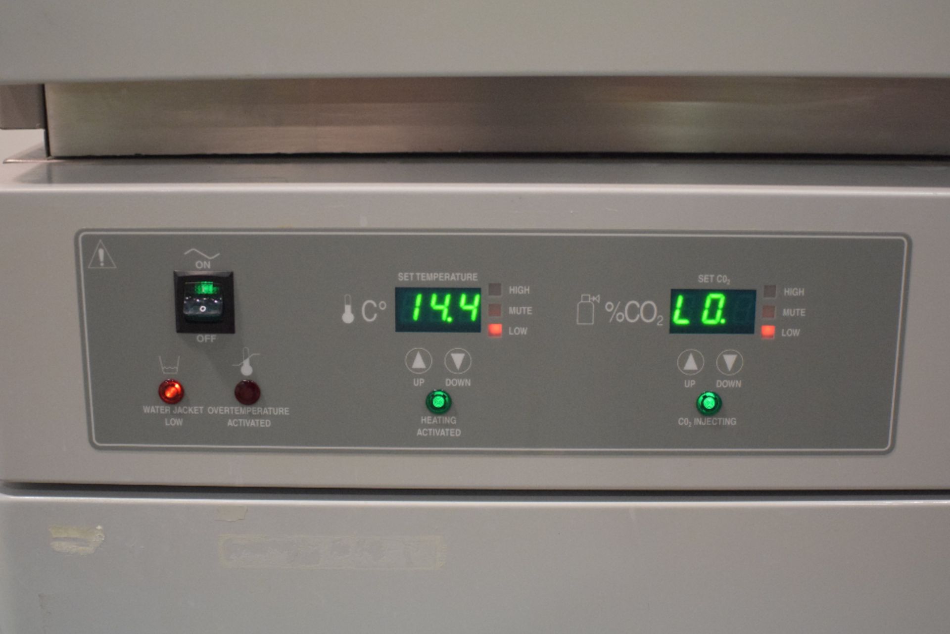 VWR Sheldon Labs 2450 Double Stack Water-Jacketed CO2 Incubators - Image 2 of 6