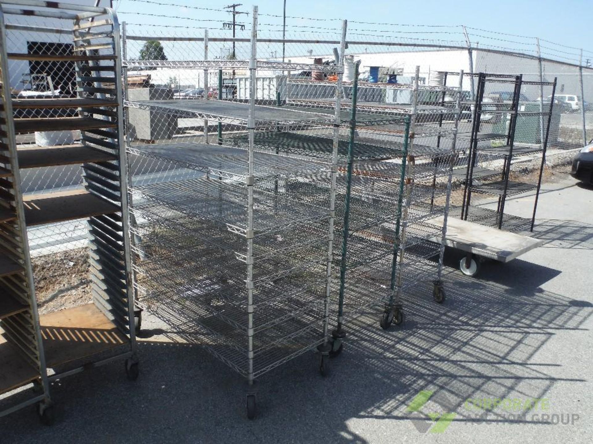 Assorted metro wire racks, bakery racks, carts (LOT) - Image 4 of 5