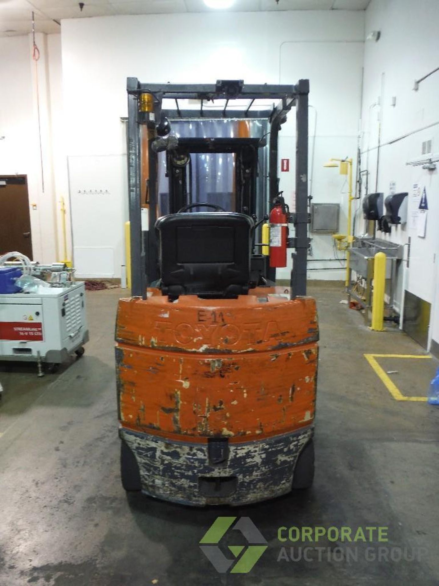 Toyota 36 volt fork lift, Model 7FBCU25, SN 62854, 4400 lb. capacity, side shift, low 3 stage - Image 4 of 7