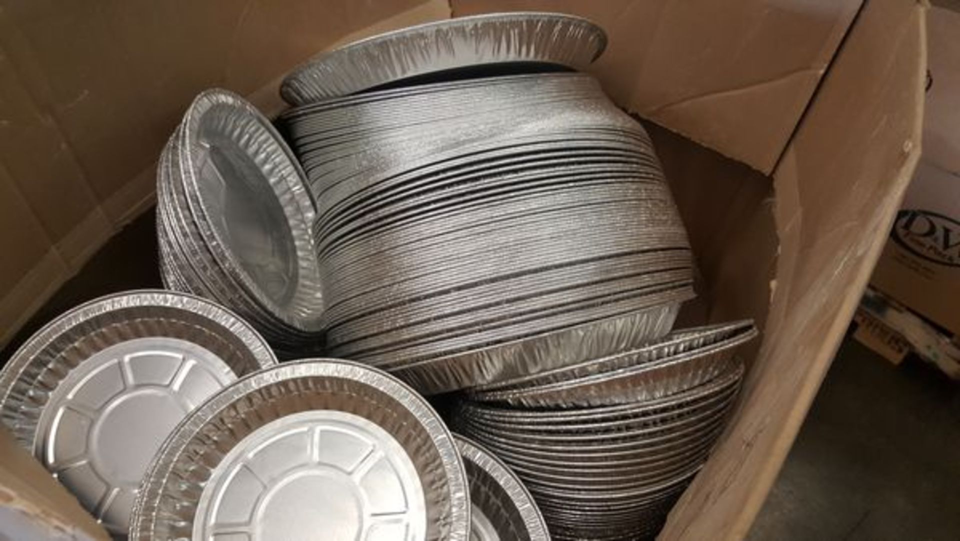 Lot of assorted various size pie tins, plastic muffin trays, clear plastic bags, approx. 35 pallets - Image 5 of 11