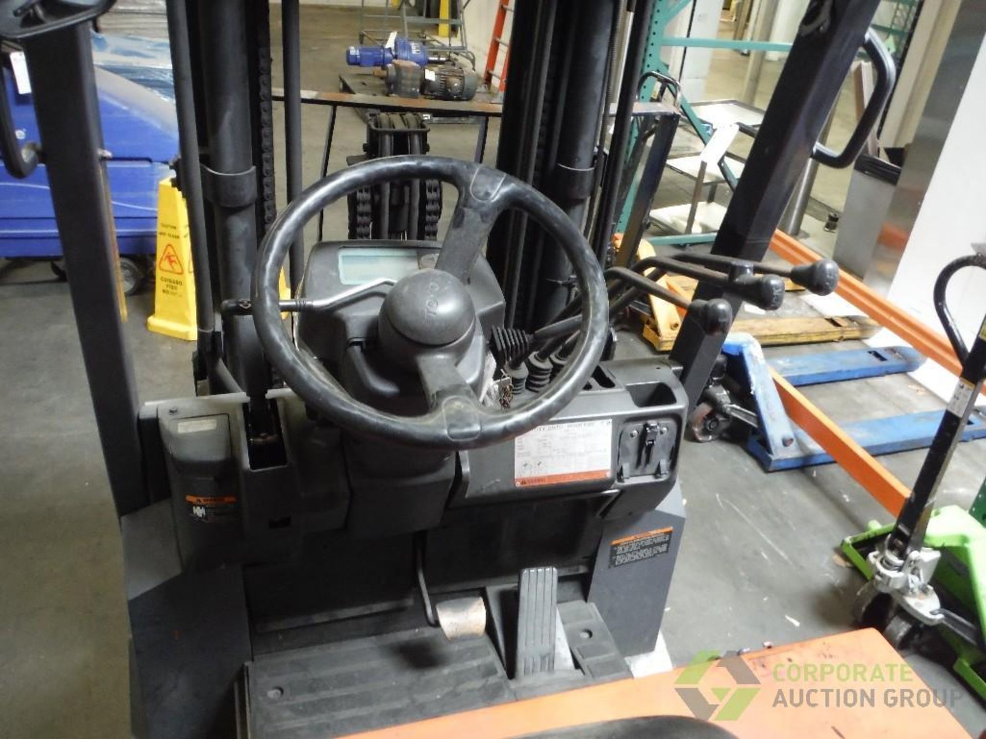 Toyota 36 volt electric fork lift, Model 7FBCU20, SN 60989, 3500 lb. capacity, side shift, 3 stage - Image 3 of 6