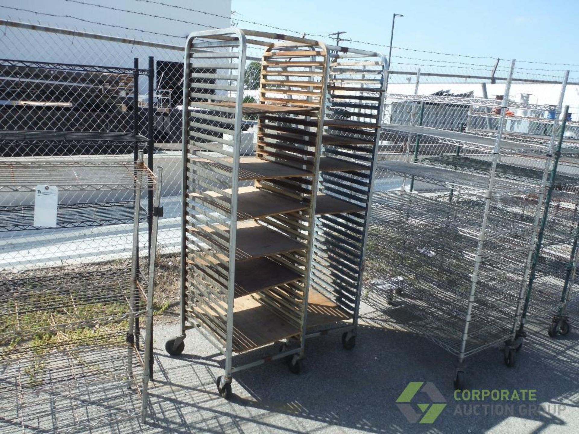 Assorted metro wire racks, bakery racks, carts (LOT) - Image 3 of 5