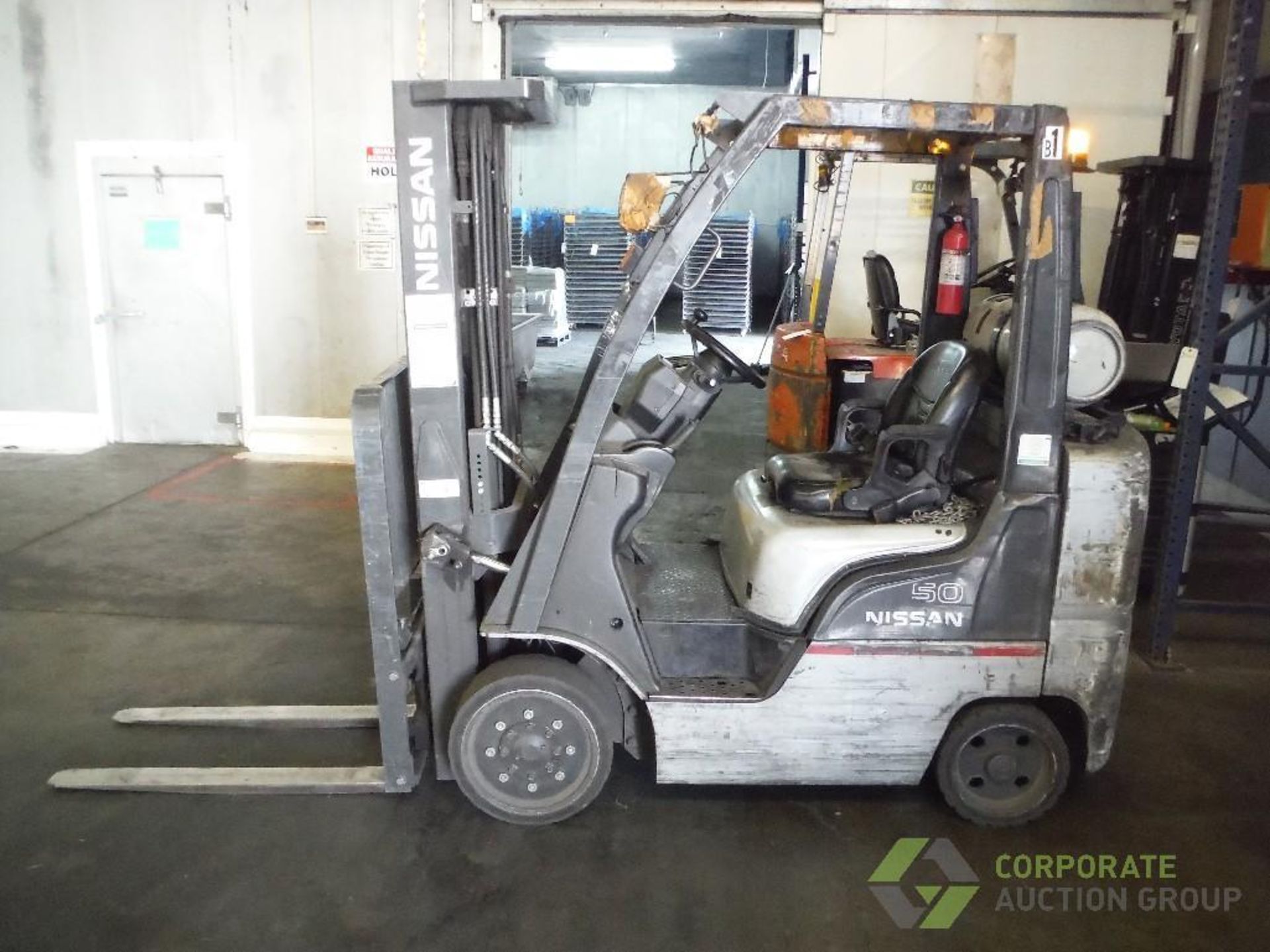 Nissan propane forklift, Model MCP1F2A25LV, SN G95213, 4700 lb. capacity, 3 stage mast, 187 in. lift - Image 2 of 7