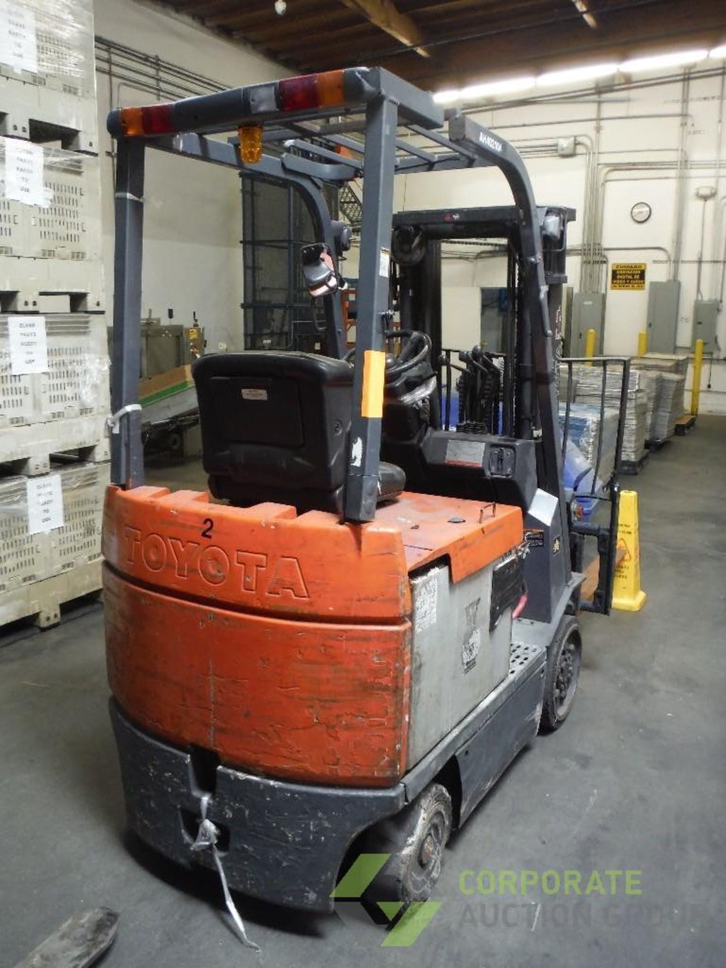 Toyota 36 volt electric fork lift, Model 7FBCU20, SN 60989, 3500 lb. capacity, side shift, 3 stage - Image 5 of 6