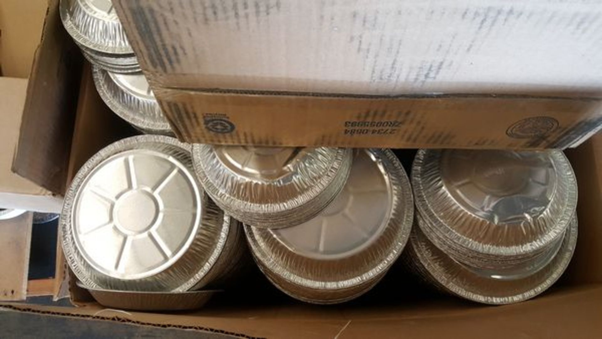 Lot of assorted various size pie tins, plastic muffin trays, clear plastic bags, approx. 35 pallets - Image 2 of 11