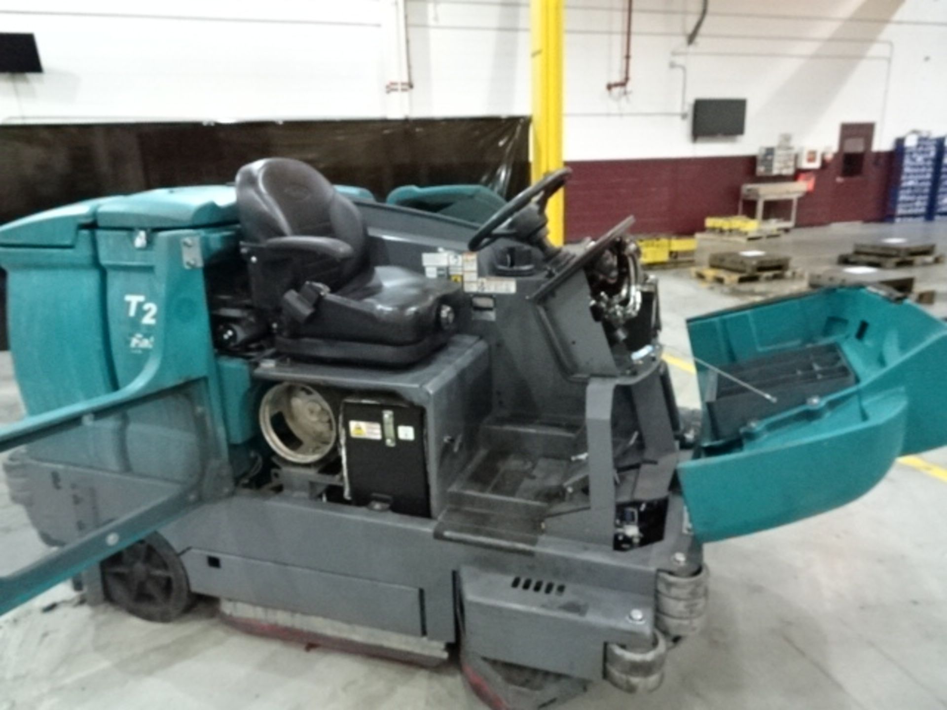 2014 Tennant LPG Floor Scrubbing Machine - Image 4 of 6