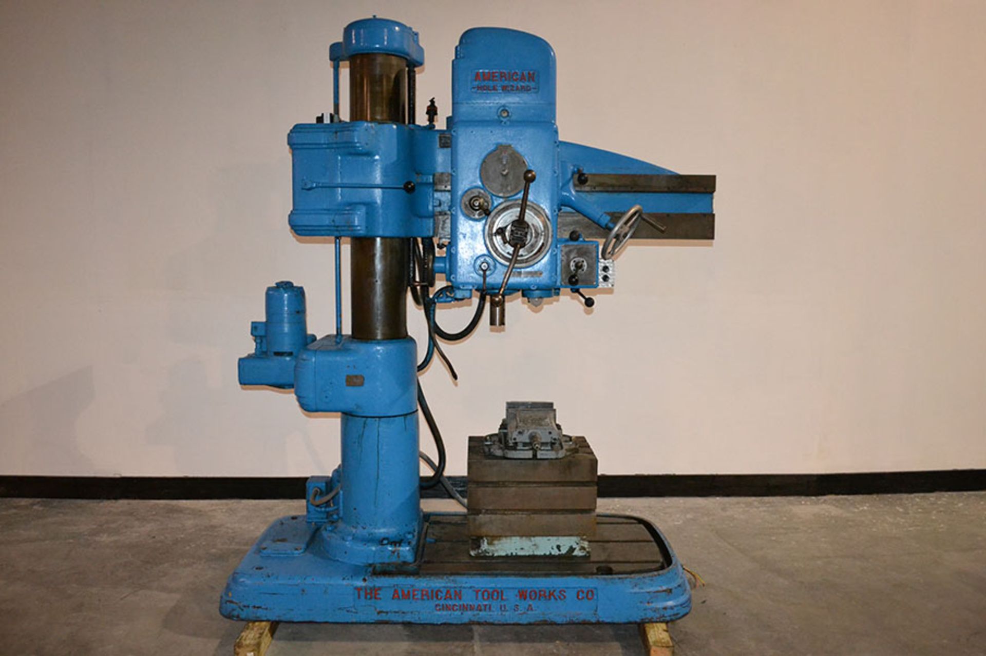 American Hole Wizard 3′ x 9″ Radial Arm Drill w/ Table & 8″ Vise