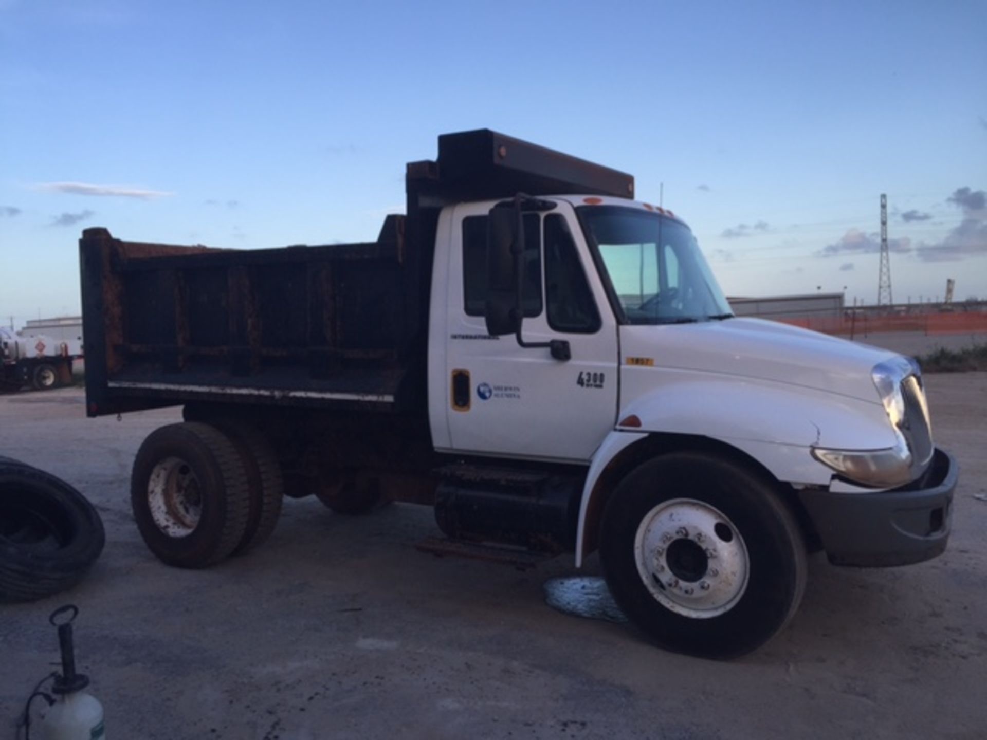 2004 International 6/8 Dump Body Truck, Model: 4300 / DT466, Diesel, Vin: 1HTMMAAM54H593281 ( - Image 7 of 9