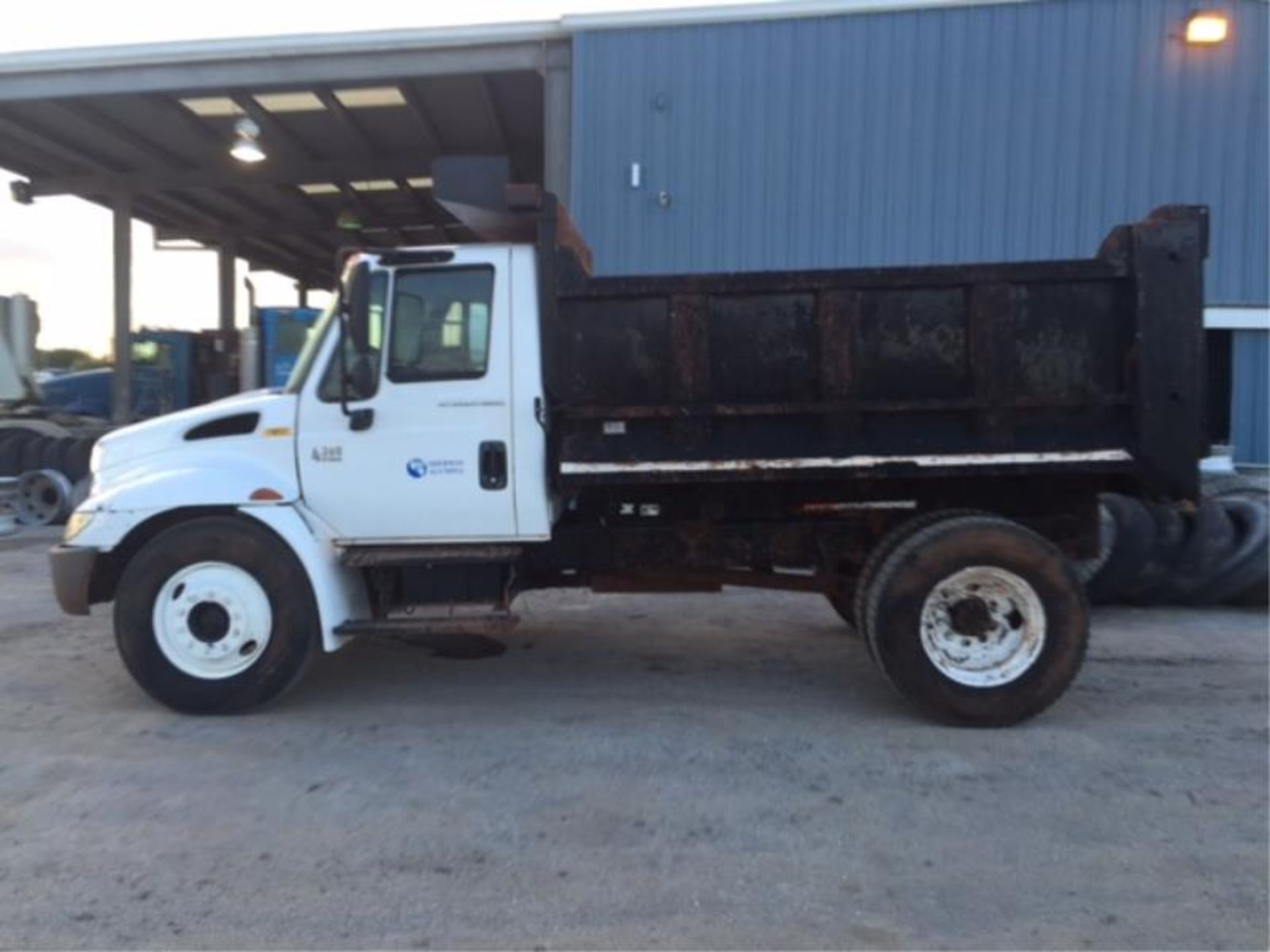 2004 International 6/8 Dump Body Truck, Model: 4300 / DT466, Diesel, Vin: 1HTMMAAM54H593281 ( - Image 5 of 9