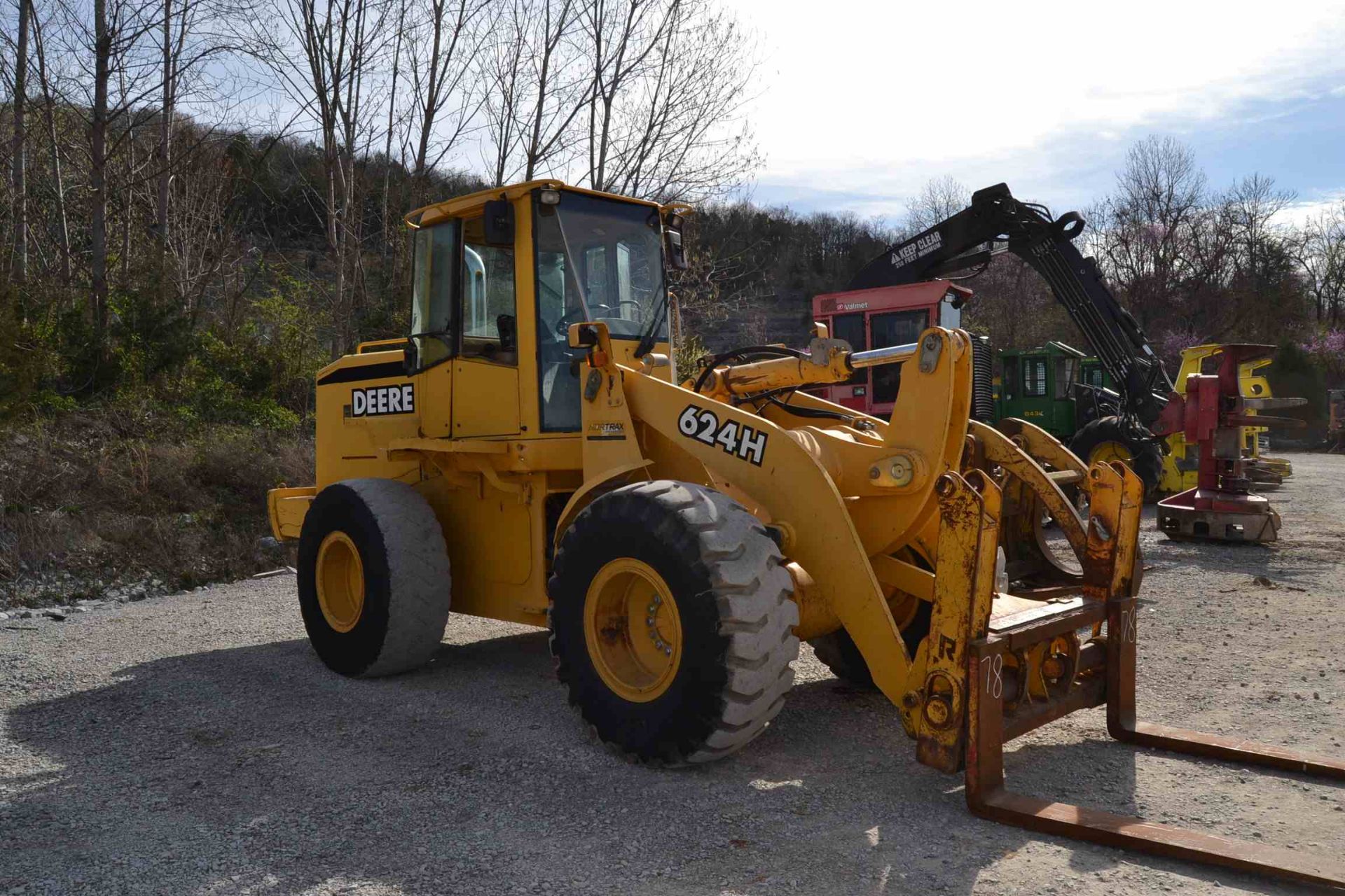 1999 JOHN DEERE 624H WHEEL LOADER W/ENCLOSED CAB; W/3RD VALVE; W/LUMBER FORKS; W/20.5X25 RUBBER; S/ - Image 2 of 3