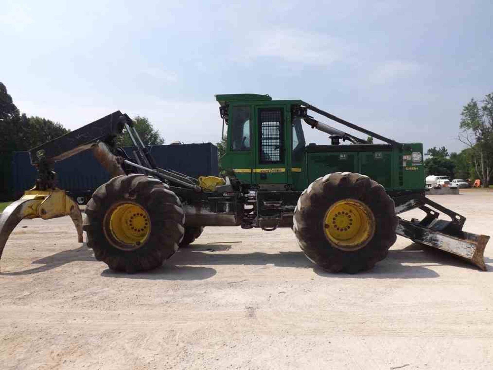 2010 JOHN DEERE 648H DUAL ARCH GRAPPLE SKIDDER W/ENCLOSED CAB WITH HEAT & AIR; W/30.5X32 RUBBER; S/ - Image 4 of 5