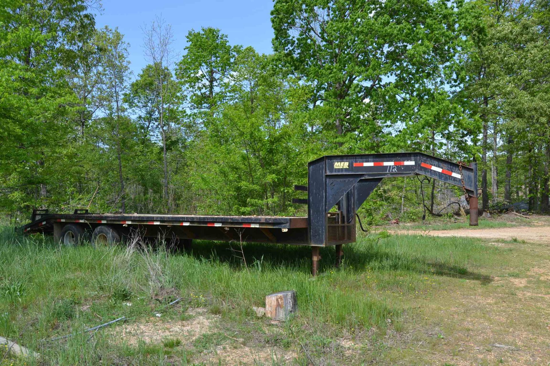 MEB 25' TANDEM AXLE GOOSENECK TRAILER W/LOADING RAMPS; NO TITLE, BILL OF SALE ONLY; S/N-