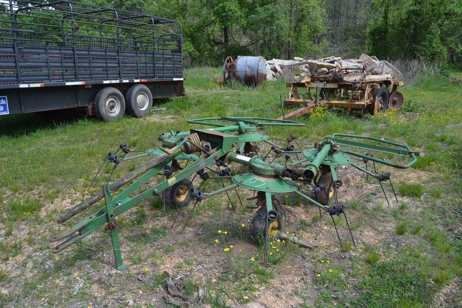 JOHN DEERE FOUR BASKET HAY TEDDER MODEL 940758; S/N-E00752A980008