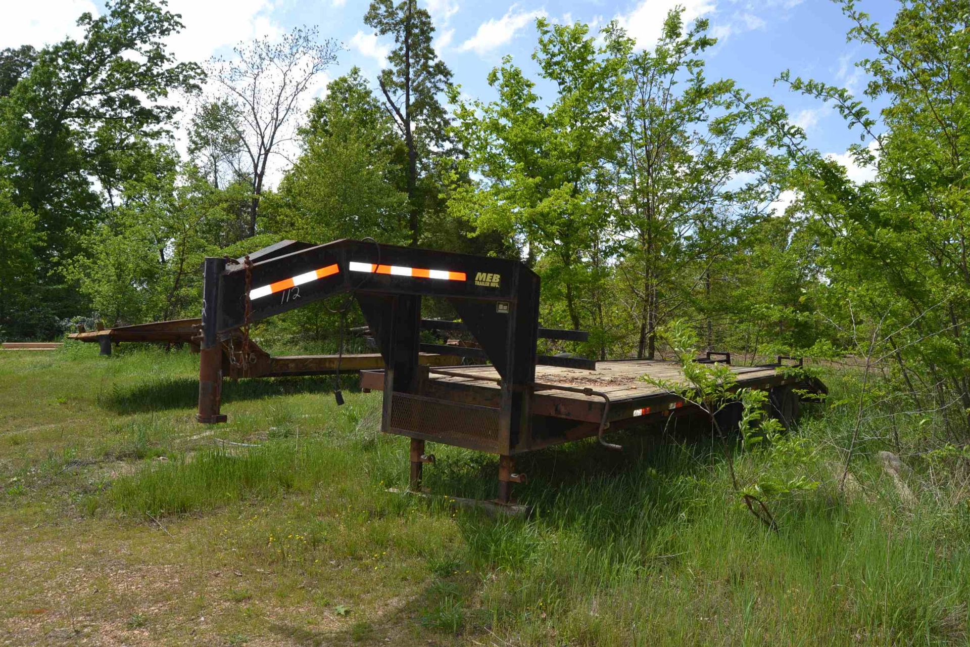 MEB 25' TANDEM AXLE GOOSENECK TRAILER W/LOADING RAMPS; NO TITLE, BILL OF SALE ONLY; S/N- - Image 2 of 2