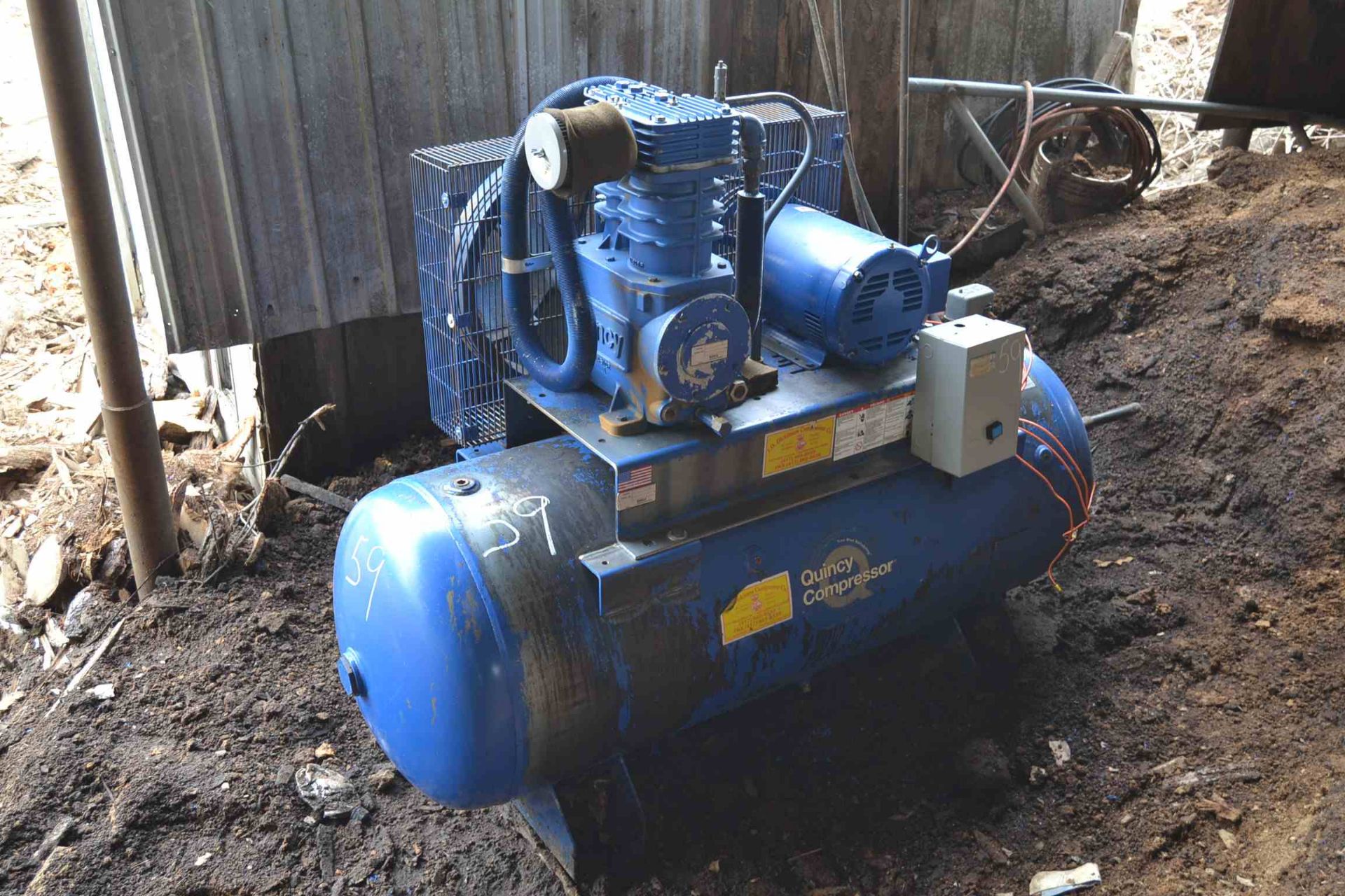 QUINCY 10 HP TANK MOUTNED AIR COMPRESSOR