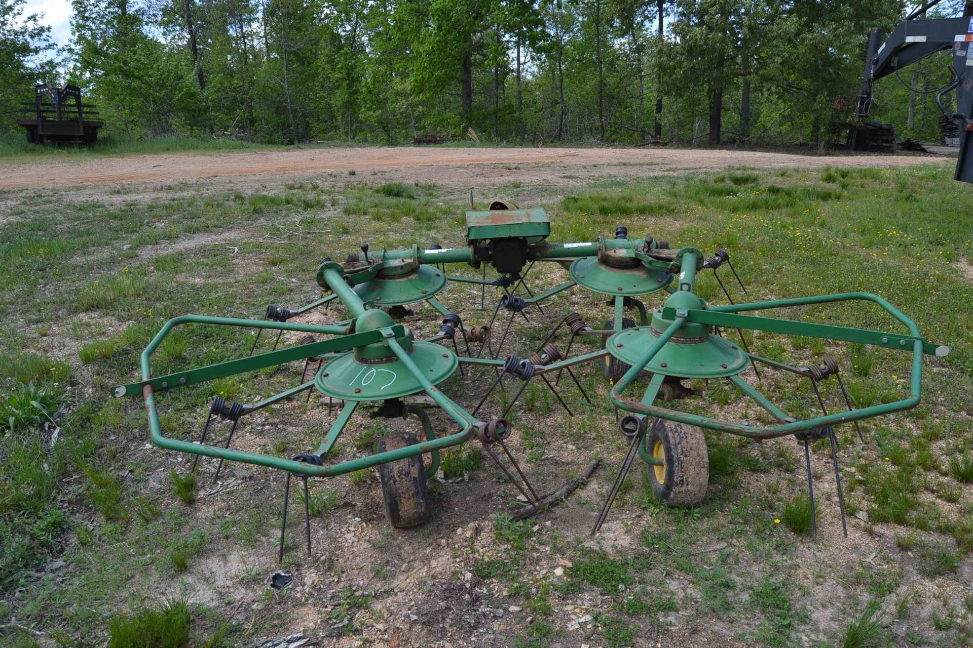 JOHN DEERE FOUR BASKET HAY TEDDER MODEL 940758; S/N-E00752A980008 - Image 2 of 2