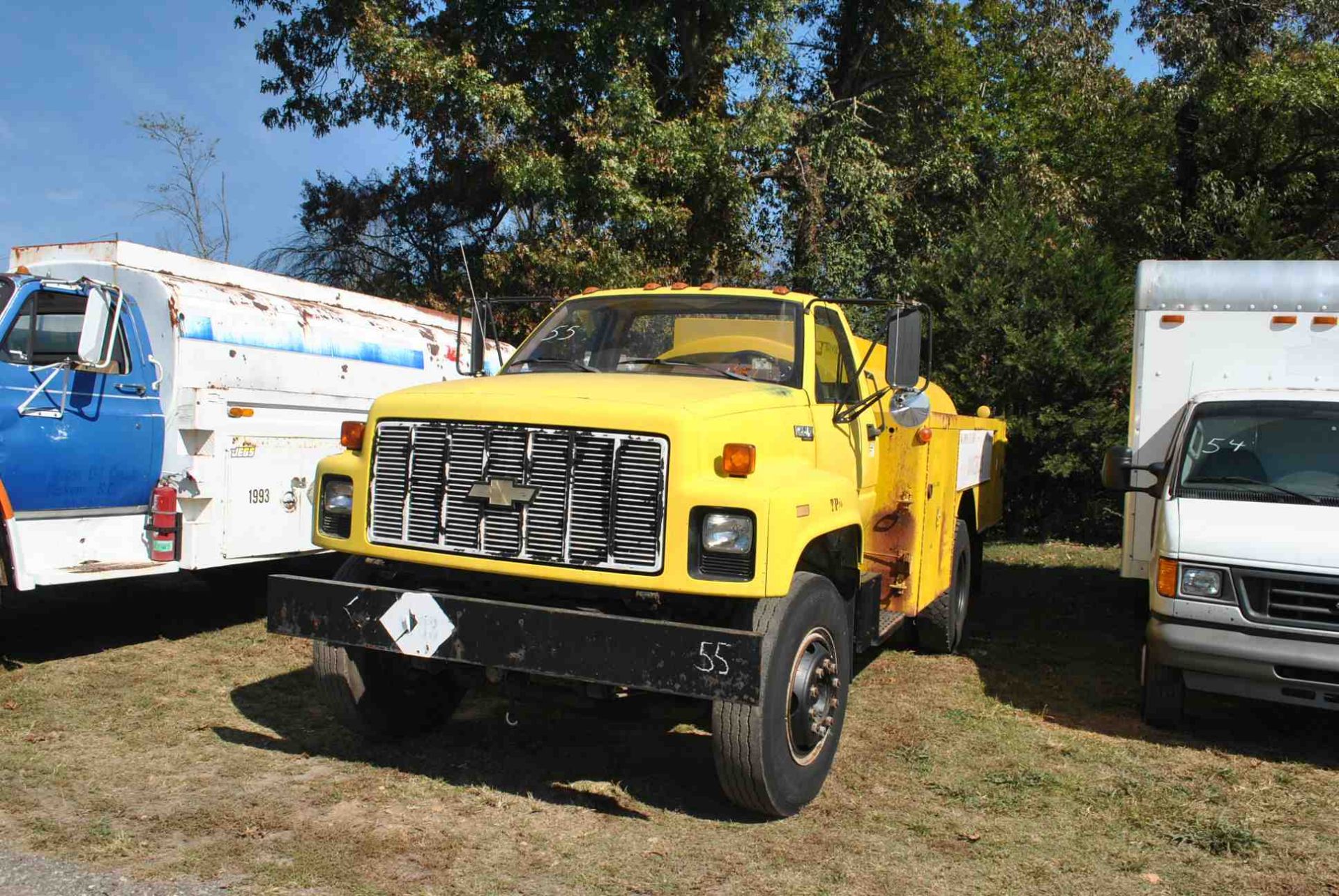 1990 CHEVY KODIAK FUEL TANKER TRUCK W/CAT 3116 ENGINE; W/185 HP MOTOR; W/6 SPEED TRANSMISSION; W/AIR