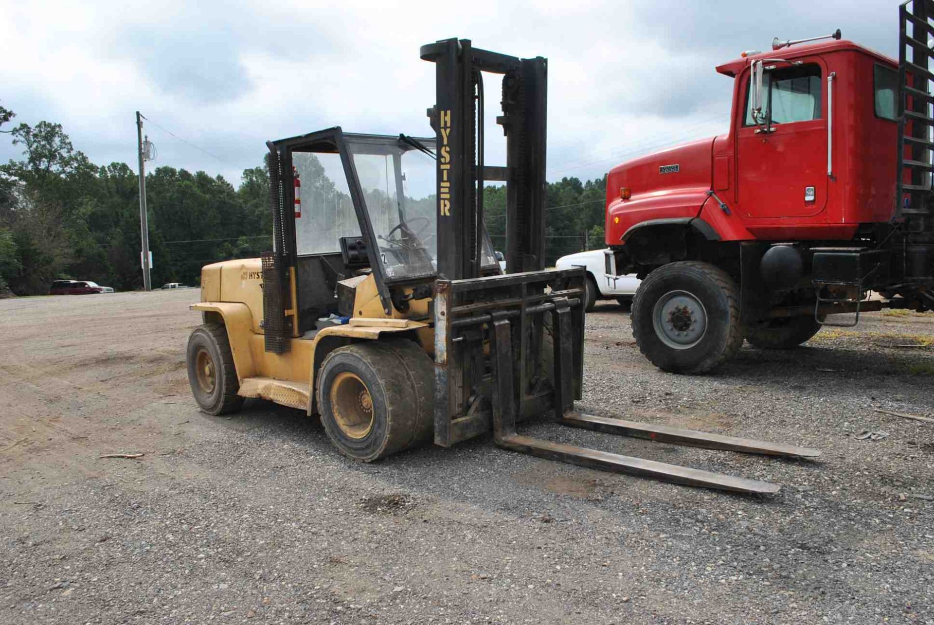 HYSTER DUAL WHEEL FORKLIFT MODEL H135XL; S/N-F006801670G; W/6' FORKS; W/SIDE SHIFT; W/DIESEL ENGINE