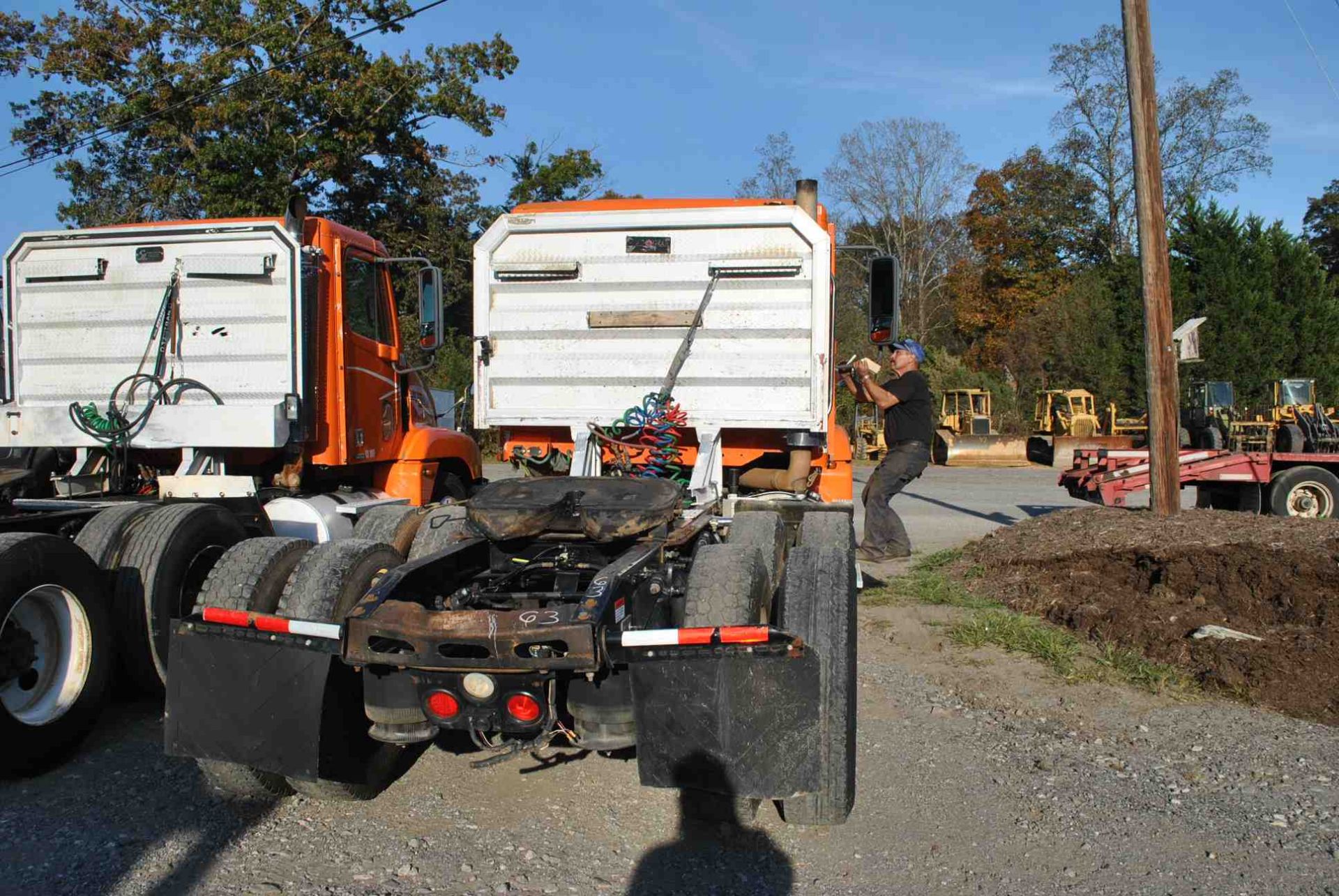 2006 FREIGHTLINER FLD120 DAY CAB ROAD TRACTOR W/DETROIT 60 SERIES ENGINE; W/10 SPEED TRANSMISSION; - Image 2 of 2