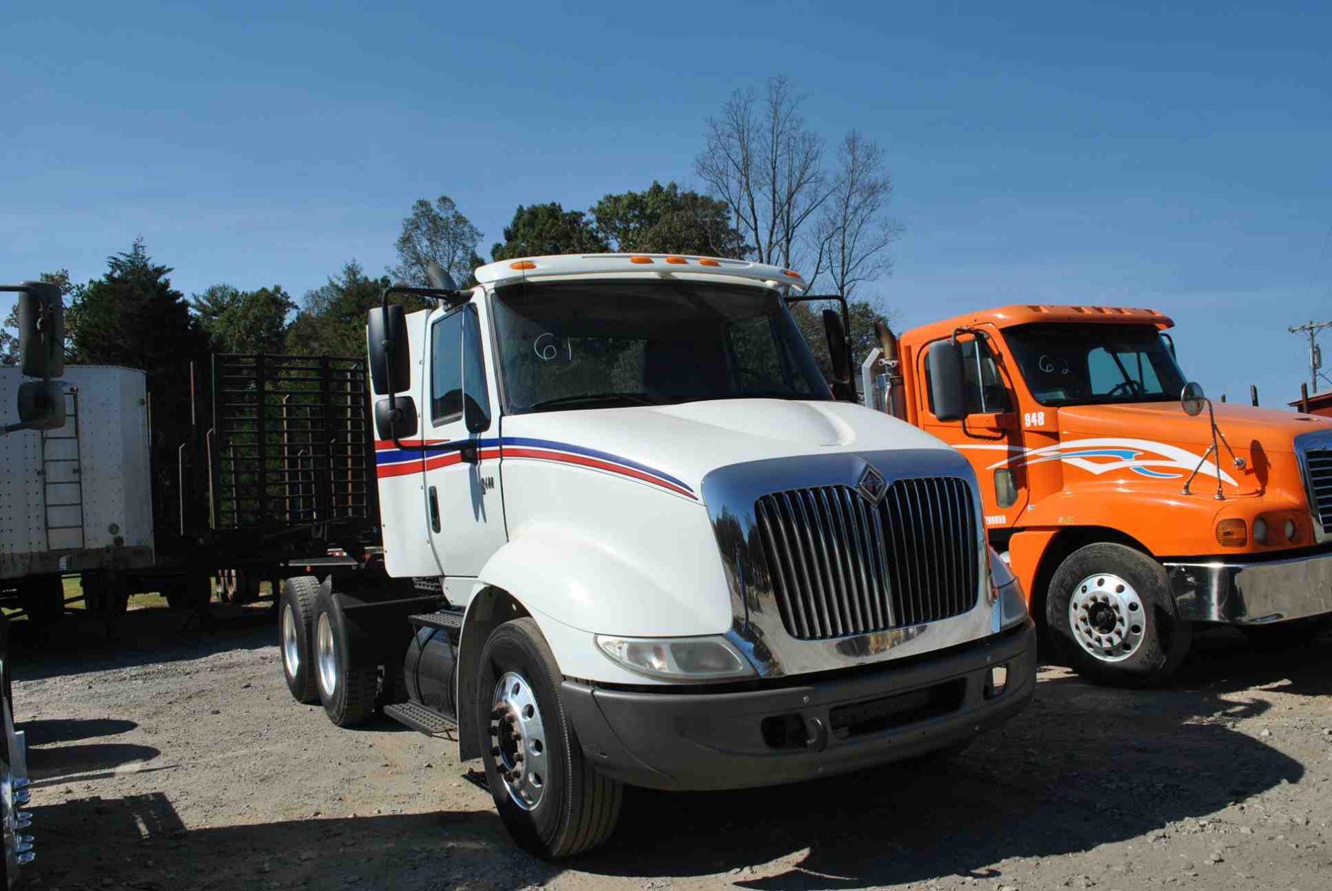 2005 INTERNATIONAL 8600 DAY CAB ROAD TRACTOR W/CUMMINS ISM385 HP ENGINE; W/10 SPEED TRANSMISSION;