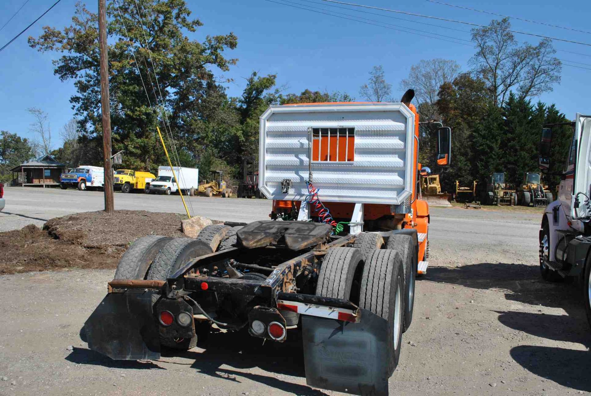 2006 FREIGHTLINER FLD120 DAY CAB ROAD TRACTOR W/DETROIT 60 SERIES ENGINE; W/10 SPEED TRANSMISSION; - Image 2 of 2