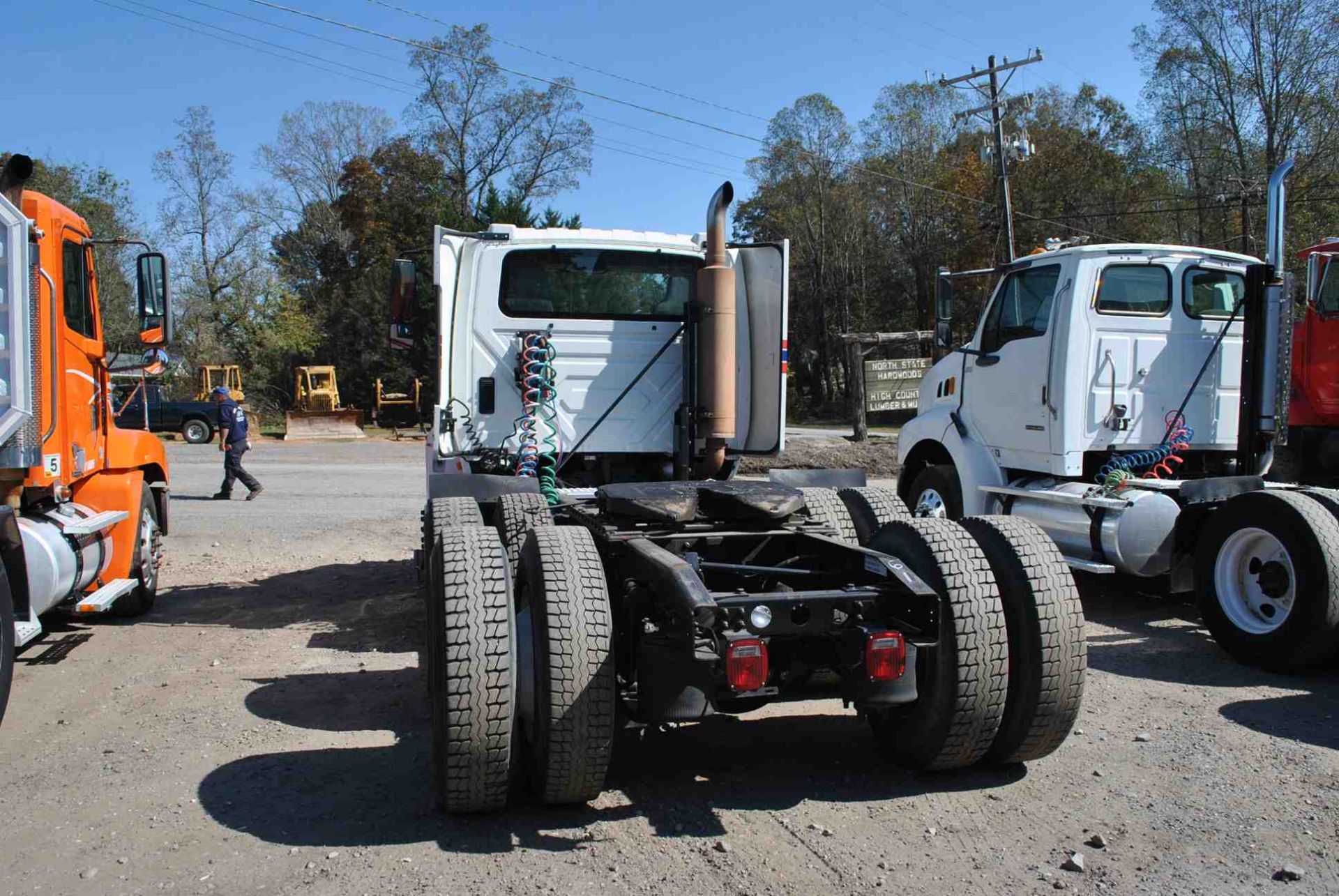 2005 INTERNATIONAL 8600 DAY CAB ROAD TRACTOR W/CUMMINS ISM385 HP ENGINE; W/10 SPEED TRANSMISSION; - Image 2 of 2