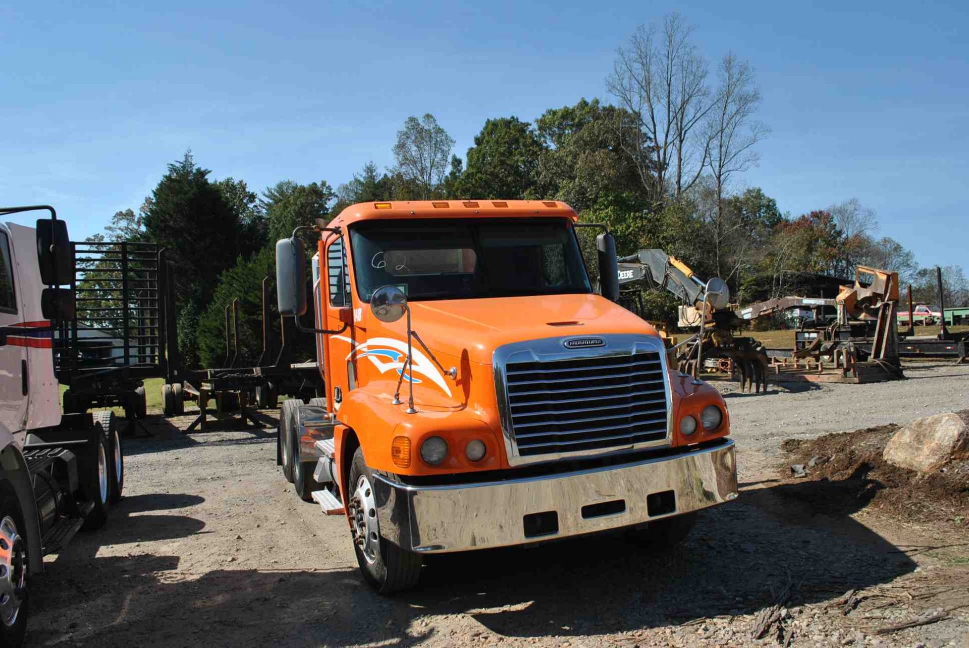 2006 FREIGHTLINER FLD120 DAY CAB ROAD TRACTOR W/DETROIT 60 SERIES ENGINE; W/10 SPEED TRANSMISSION;