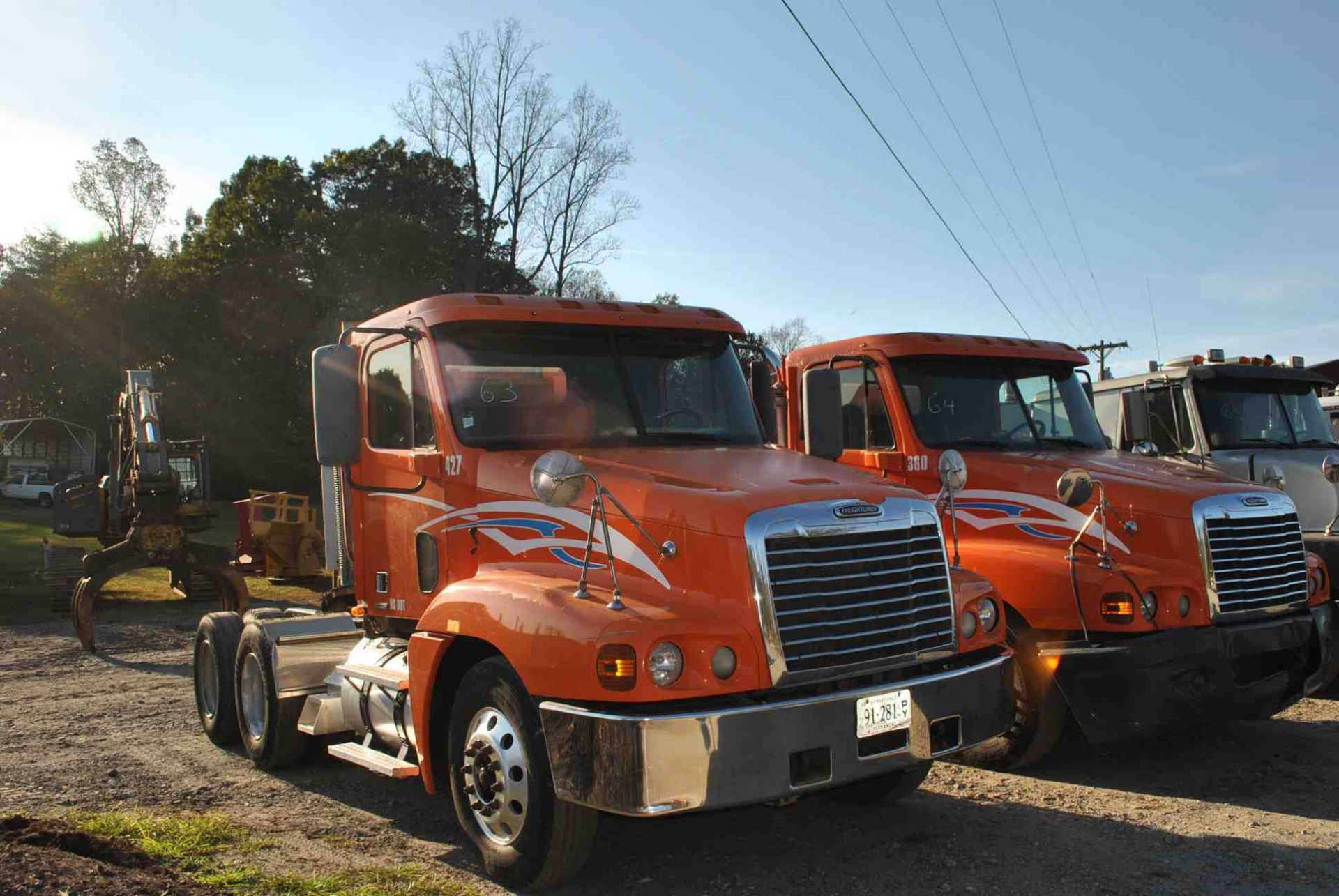 2006 FREIGHTLINER FLD120 DAY CAB ROAD TRACTOR W/DETROIT 60 SERIES ENGINE; W/10 SPEED TRANSMISSION;