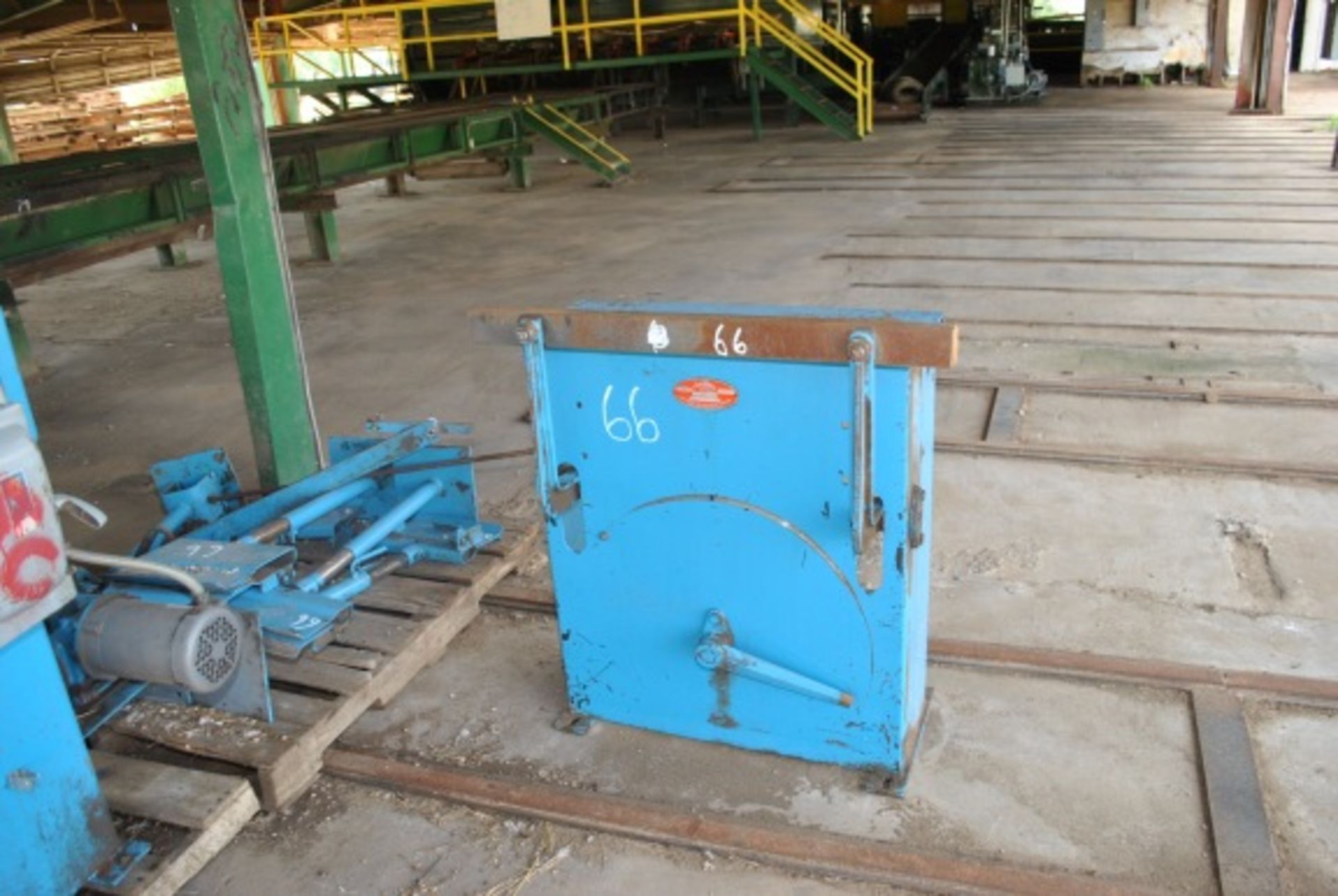 ARMSTRONG #4 RIGHT HAND BAND SAW SHARPENER W/CLAMP & STAND; S/N-14677; LOCATED AT GREEN CHAIN - Image 2 of 4