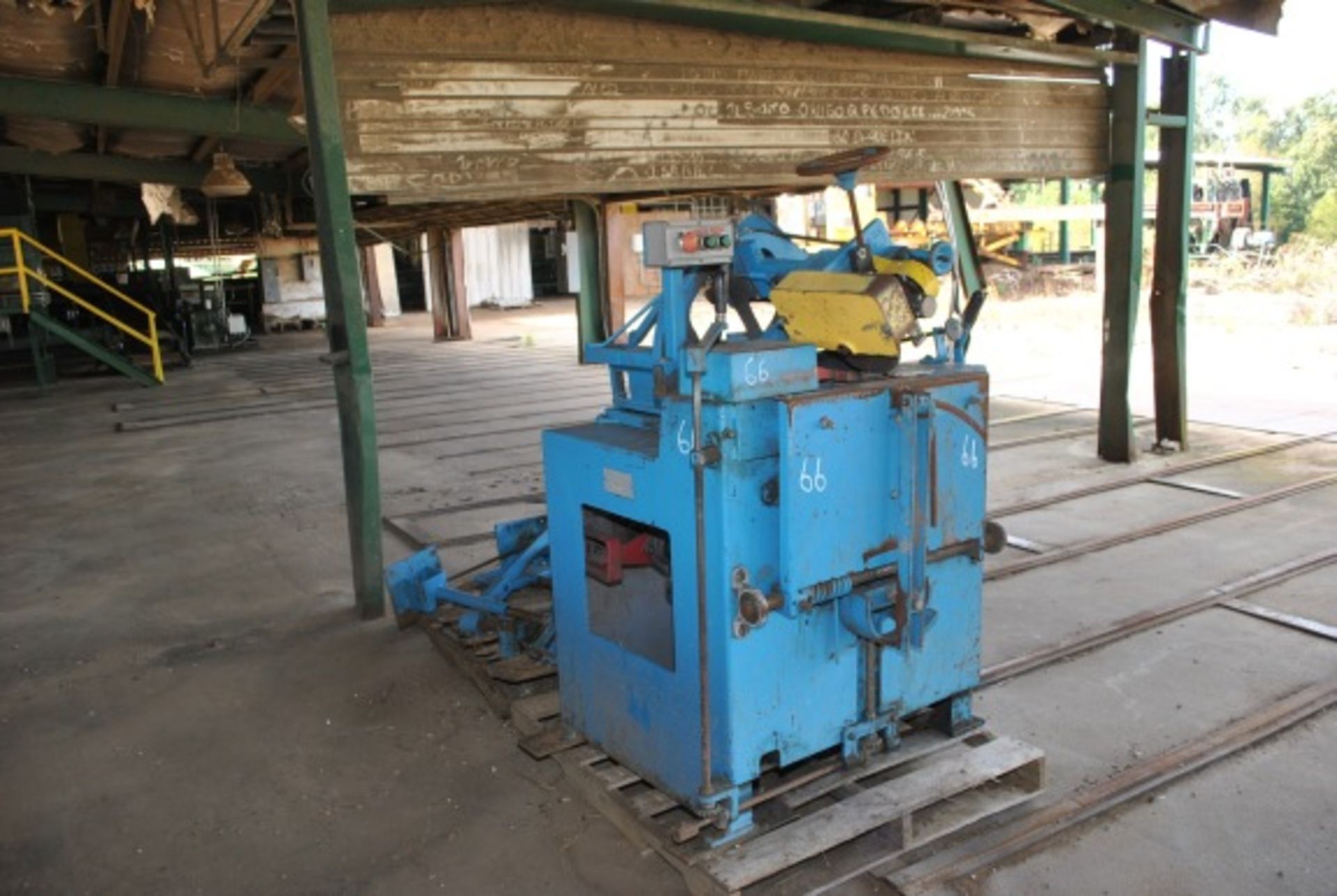 ARMSTRONG #4 RIGHT HAND BAND SAW SHARPENER W/CLAMP & STAND; S/N-14677; LOCATED AT GREEN CHAIN - Image 4 of 4