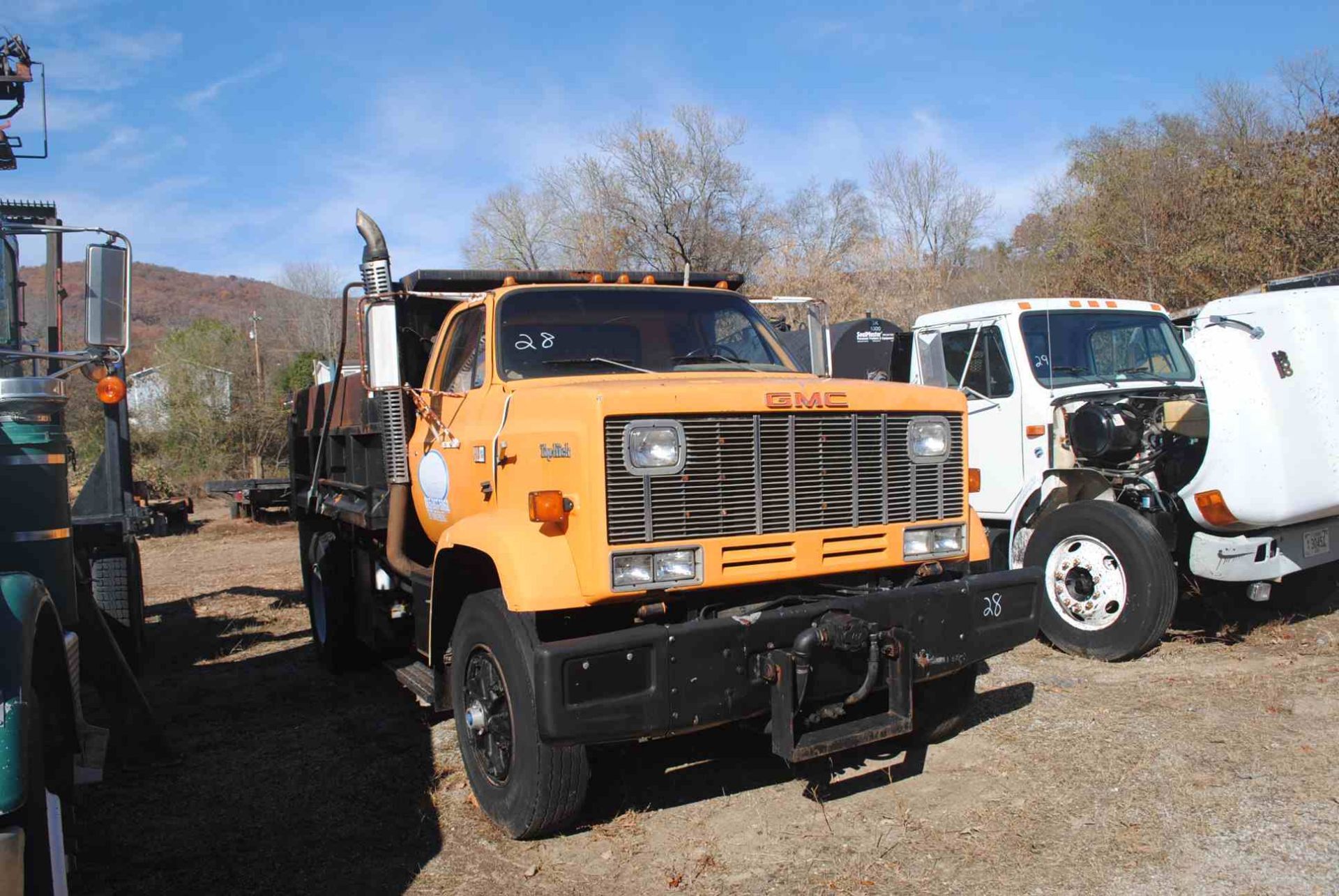 1990 GMC TOP KICK SINGLE AXLE DUMP MODEL 7000 DIESEL; W/CAT DIESEL ENGINE; W/5 & 2 SPEED