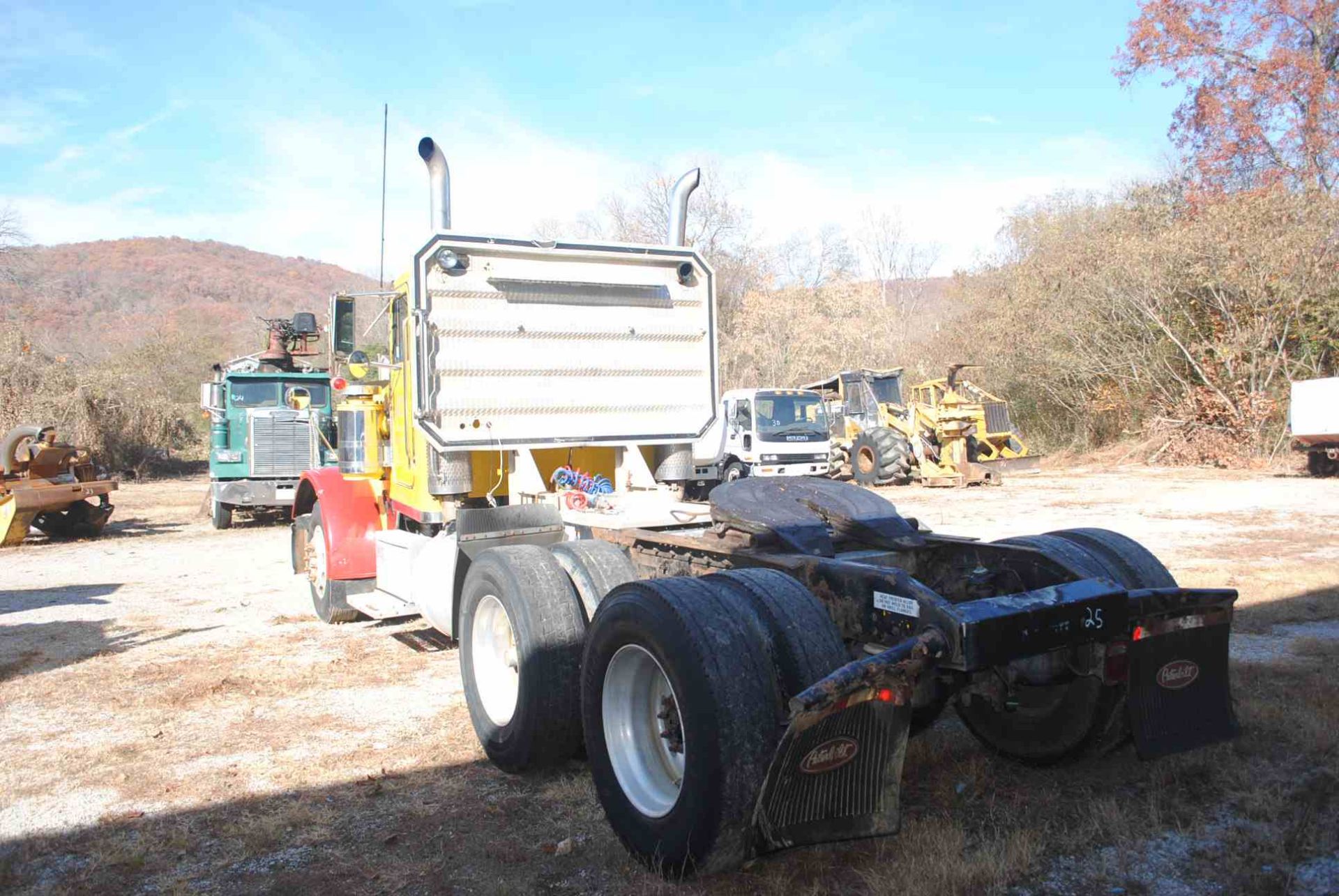 1999 PETERBILT 379 DAY CAB ROAD TRACTOR W/DETROIT 60 SERIES ENGINE; W/JAKE BRAKE; W/SUPER 10 - Image 4 of 4