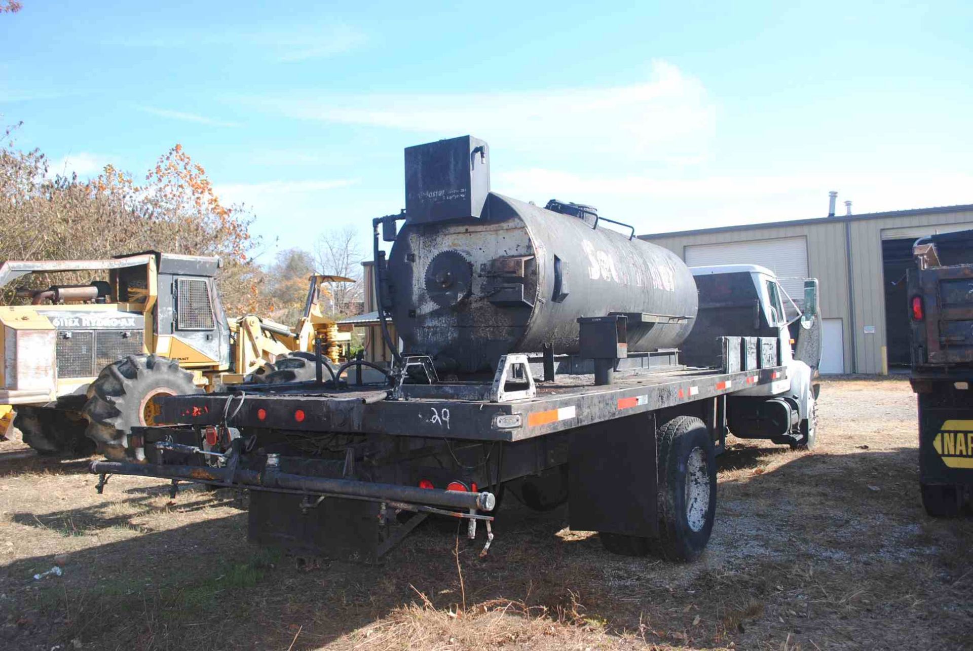 2000 INTERNATIONAL 4900 SINGLE AXLE TRUCK W/INTERNATIONAL DT466 DIESEL ENGINE; W/6 SPEED - Image 3 of 4