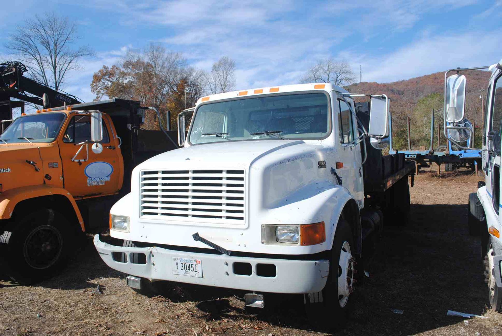 2000 INTERNATIONAL 4900 SINGLE AXLE TRUCK W/INTERNATIONAL DT466 DIESEL ENGINE; W/6 SPEED