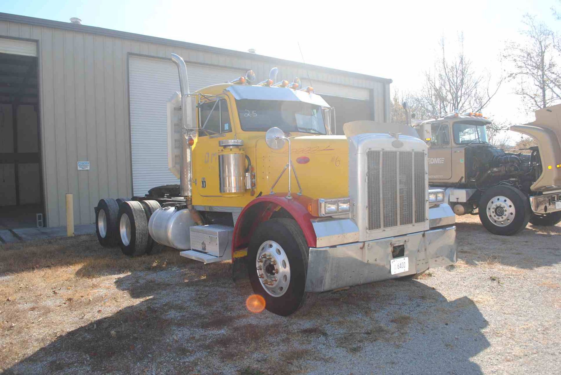 1999 PETERBILT 379 DAY CAB ROAD TRACTOR W/DETROIT 60 SERIES ENGINE; W/JAKE BRAKE; W/SUPER 10 - Image 2 of 4