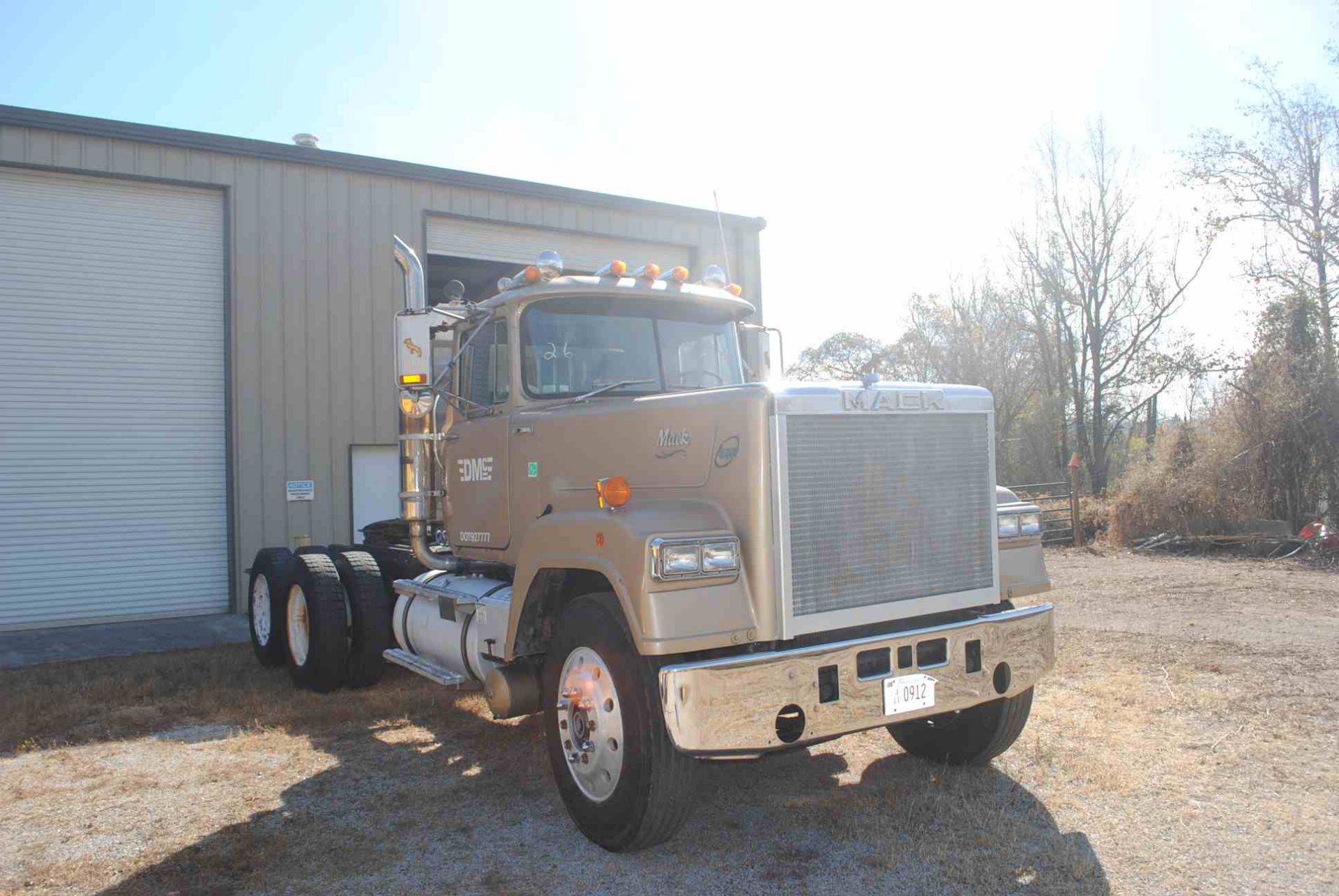 1980 MACK SUPER LINER DAY CAB ROAD TRACTOR MODEL RW5786LST; W/MACK 300 ENGINE; W/JAKE BRAKE; W/9 - Image 4 of 4