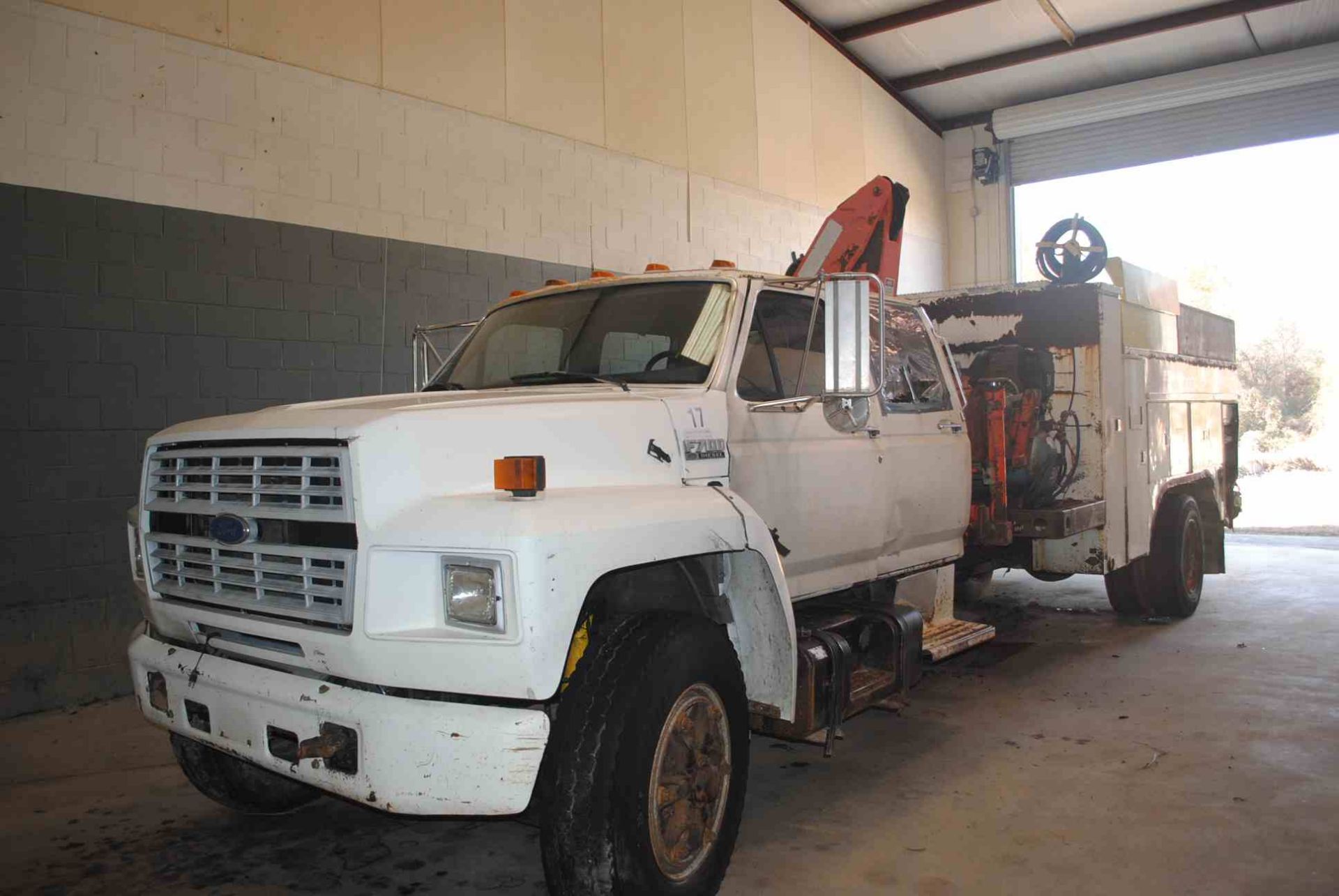 1994 FORD F700 CREW CAB SERVICE TRUCK W/CUMMINS ENGINE; W/5 & 2 SPEED TRANSMISSION; W/PTO; VIN-