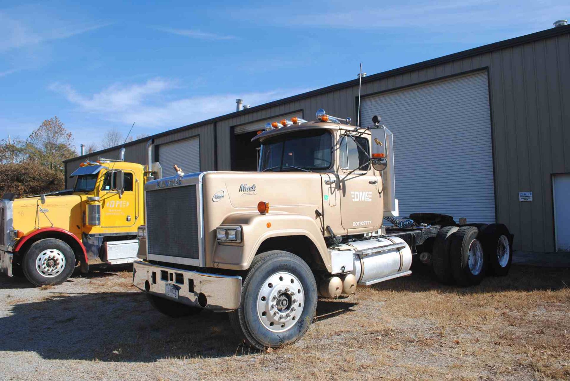 1980 MACK SUPER LINER DAY CAB ROAD TRACTOR MODEL RW5786LST; W/MACK 300 ENGINE; W/JAKE BRAKE; W/9