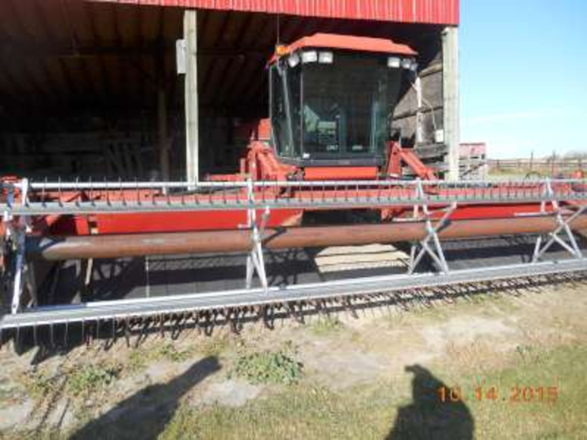 1995 Case IH SP 8820 Swather: diesel, 25ft shifting table, pick up reel, 2900 hours – real nice - Image 2 of 4