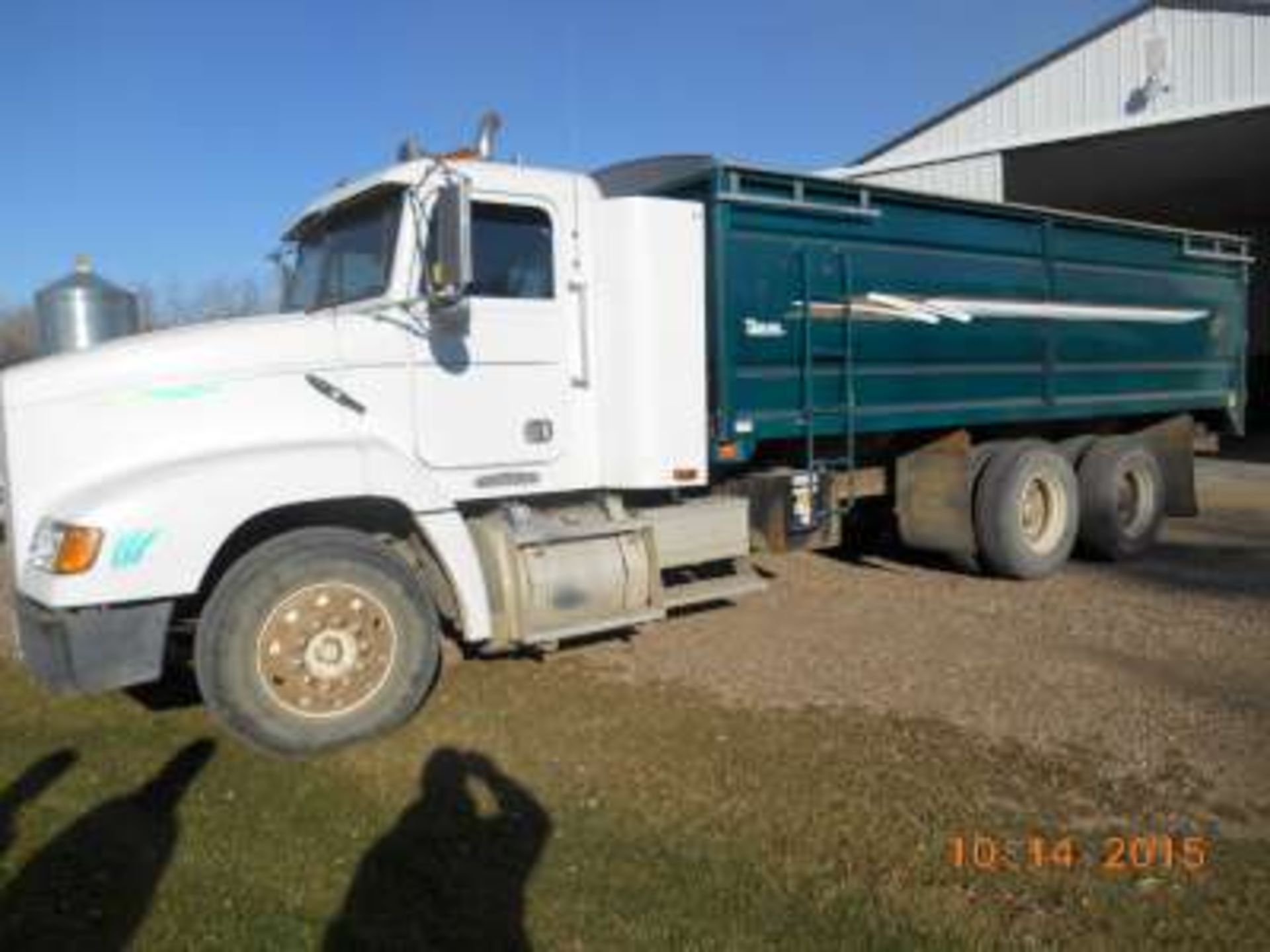 1994 freight liner truck: tandem, diesel cat engine, fuller 10 speed, 20ft cascade box, hoist, tarp,