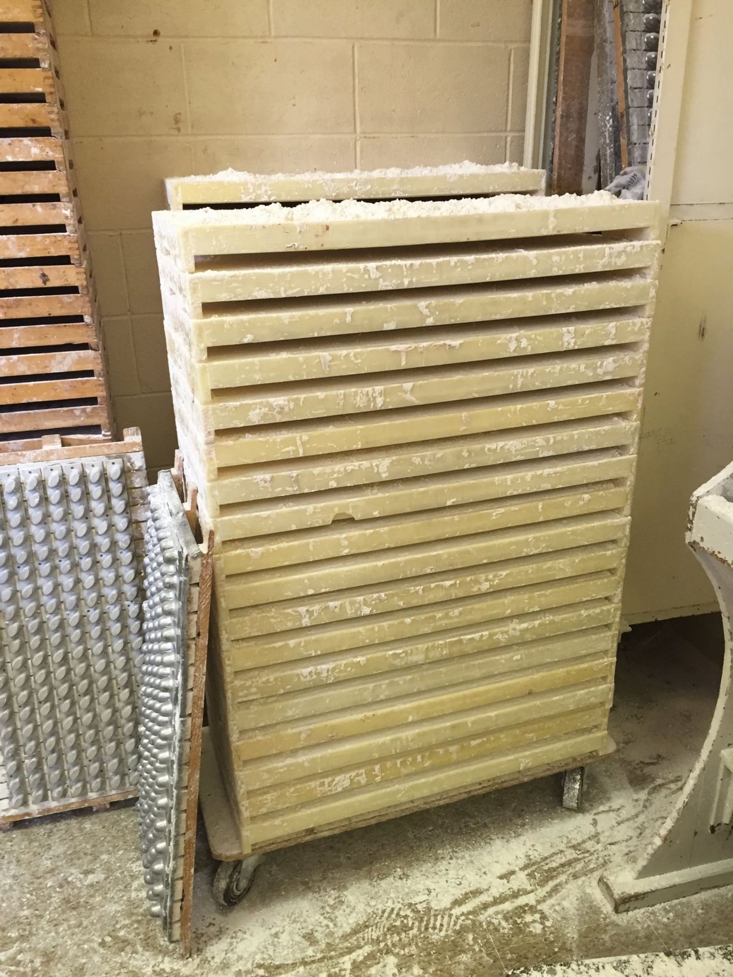 Approx. 150 plastic trays. 32" x 15.5" outside dims. 30.5" x 14.5" x 1.25" deep inside dims. - Image 2 of 3