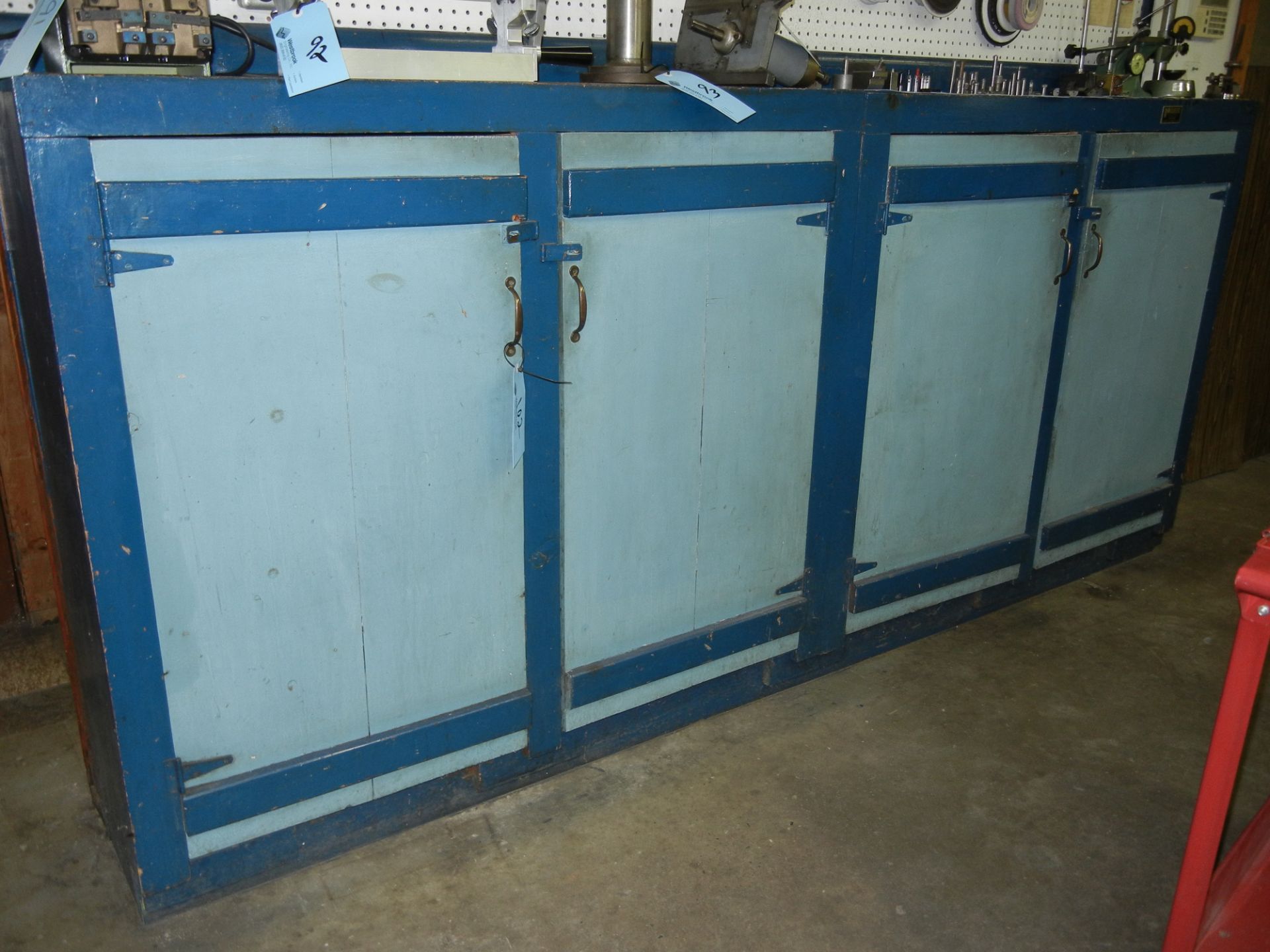 Blue four door cabinet with contents - Image 3 of 3