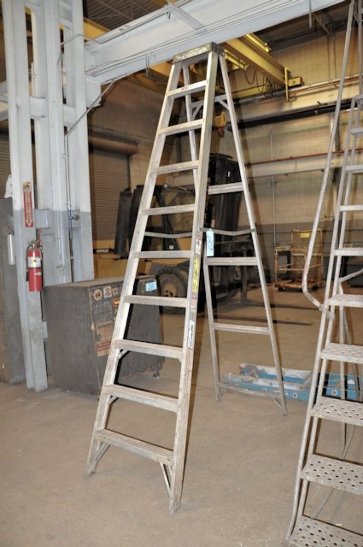 LOUISVILLE 10' Aluminum Step Ladder
