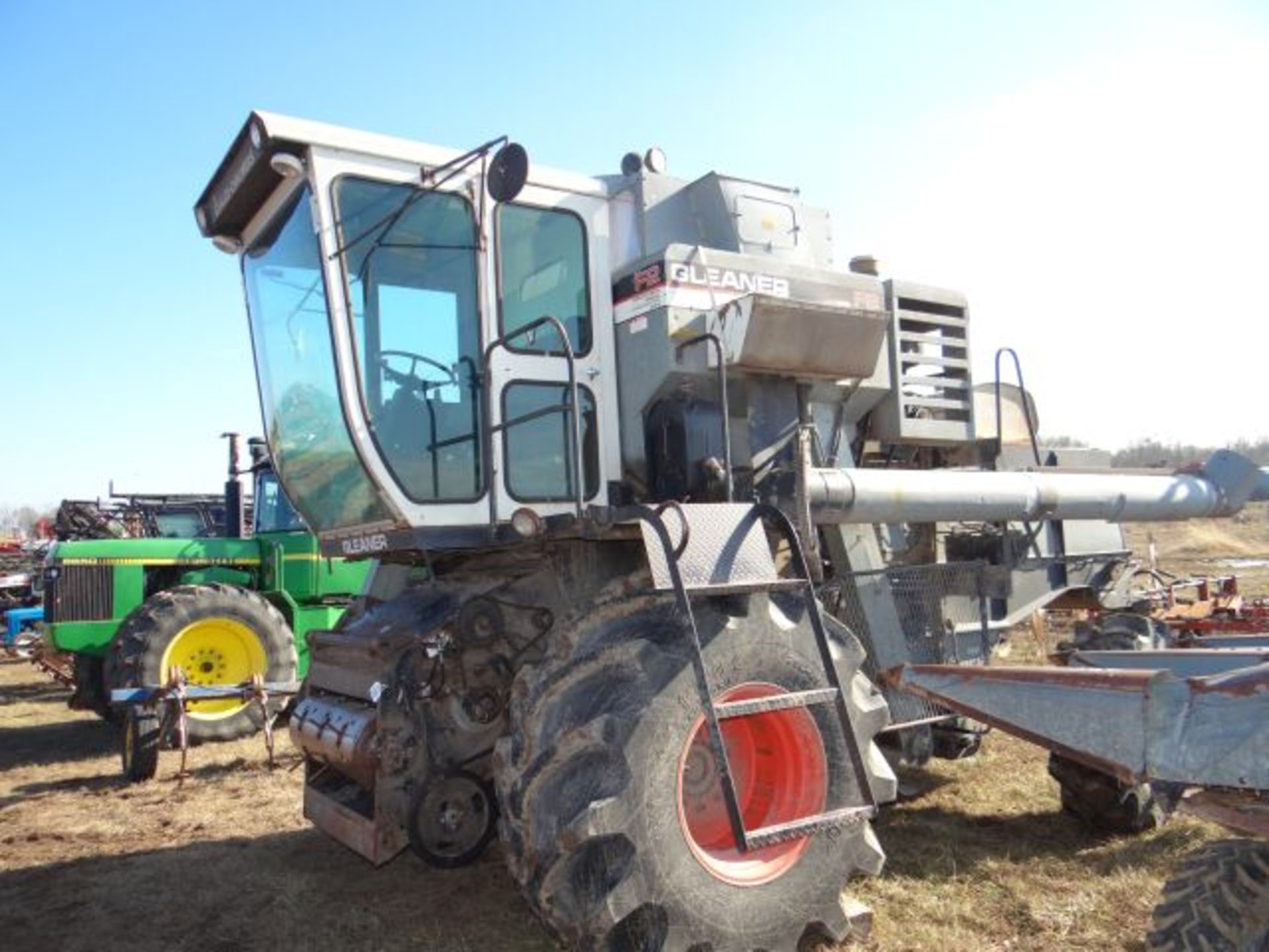 Lot 1909: Gleaner F2 Combine, 1978 2327/1564 hrs, 4wd, Hydrostat, Corn and Soybean Special