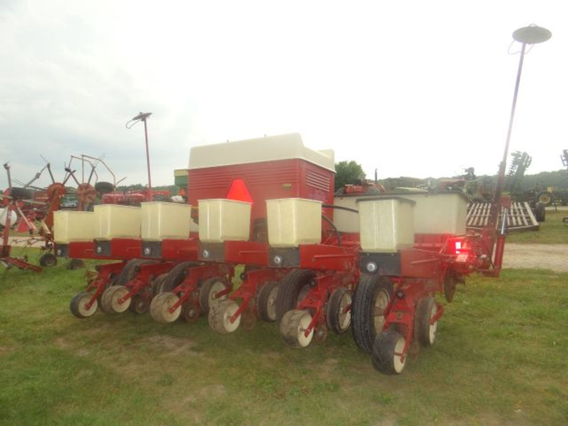 IH 800 Cyclo Planter 6 Row 30", Bean Drum Only, Monitor and Manuals in the Shed - Image 3 of 3