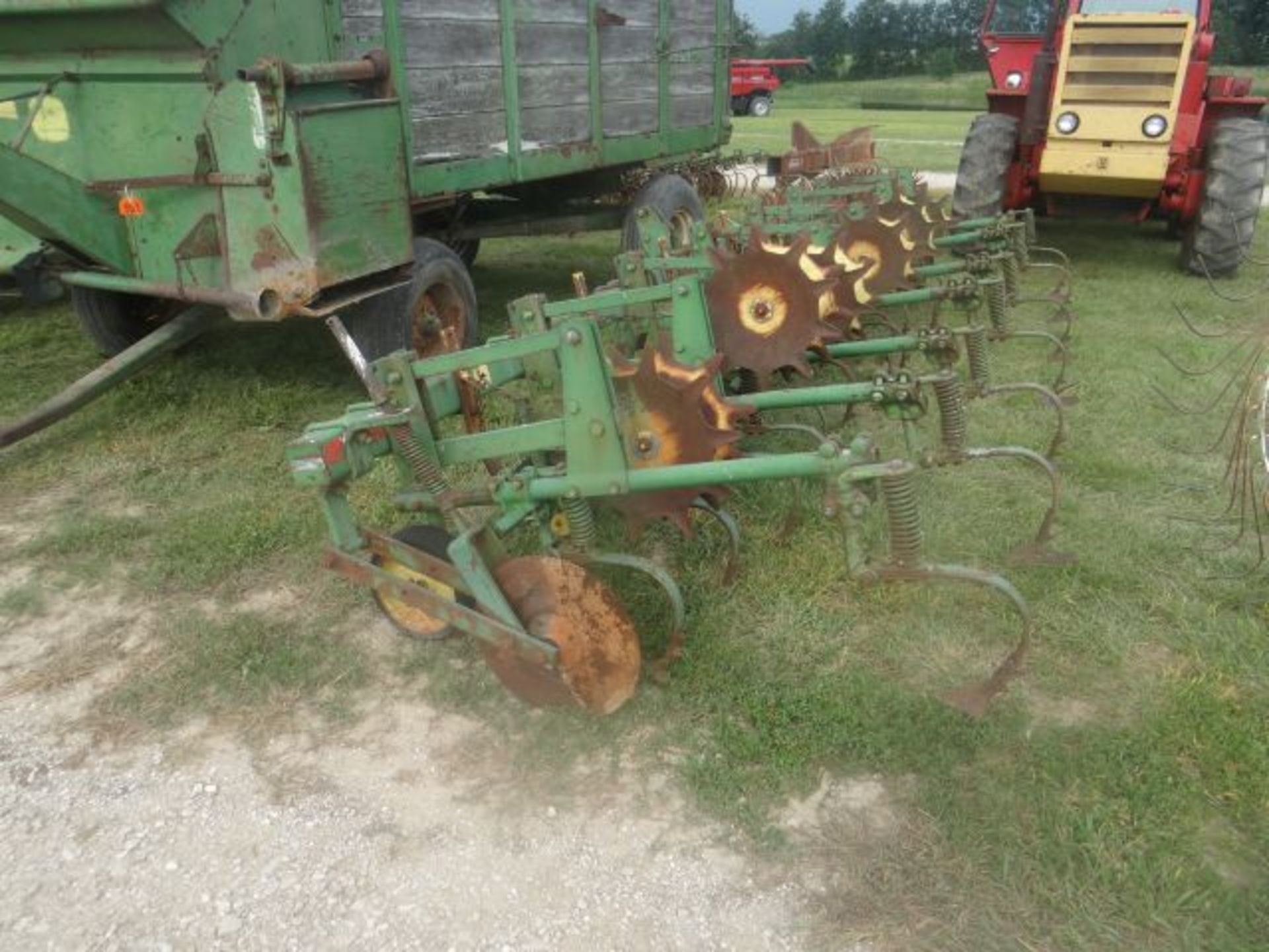 JD RM Cultivator 6 Row - Image 2 of 3